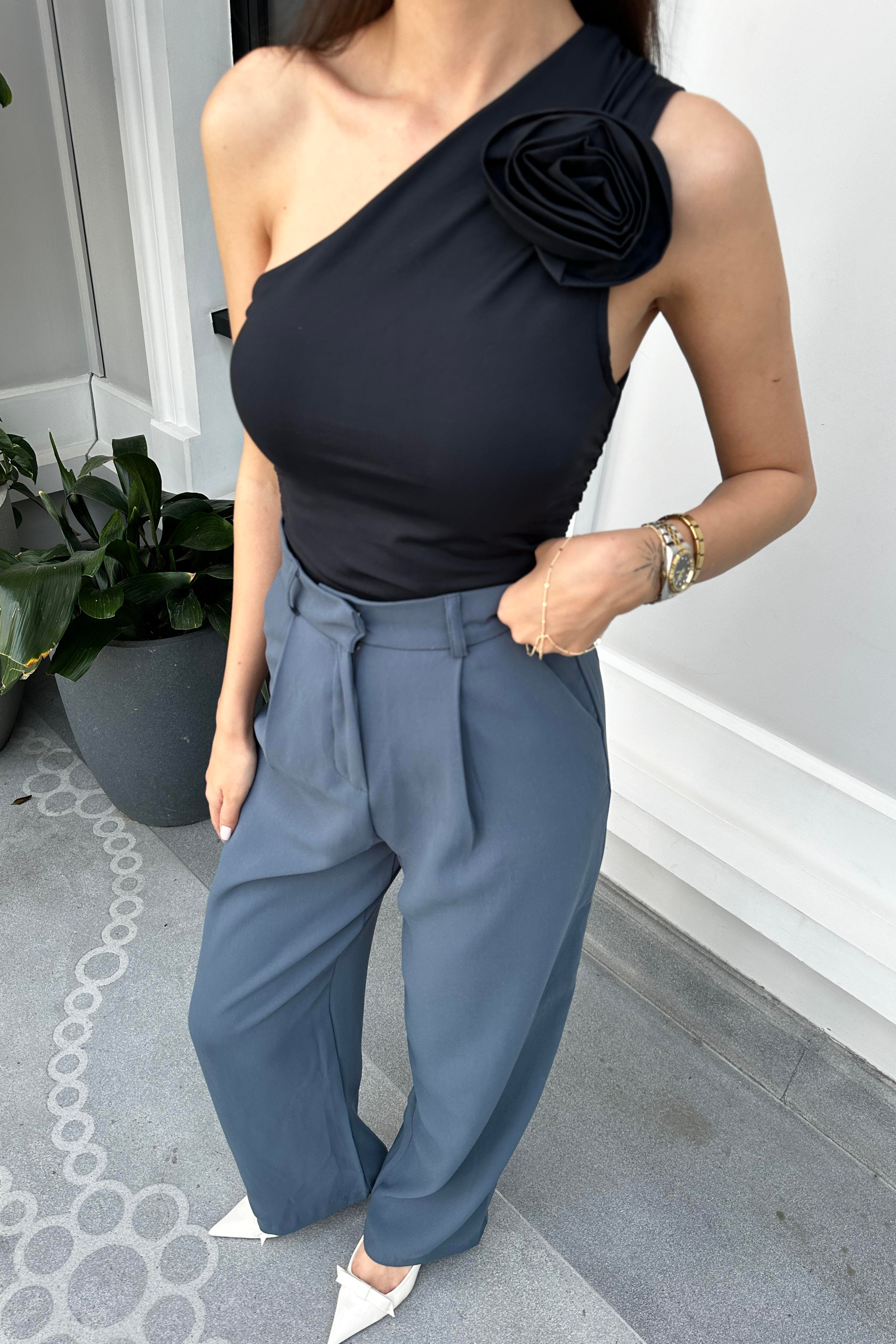 Siyah Gül Detay Tek Kol Bluz - Kadın Bluz Modelleri - Nazliye Moda - Kadın Giyim Modası