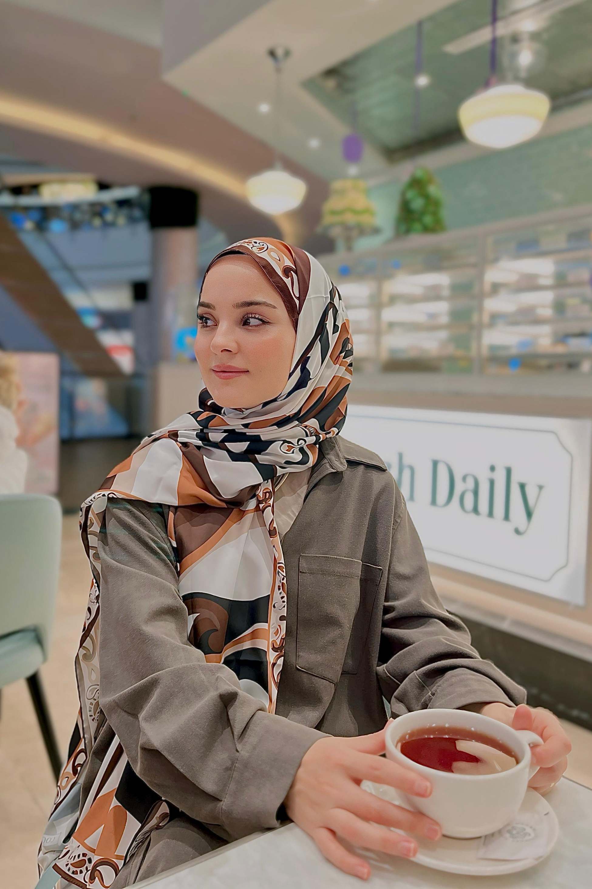 Betül'ün Pastel Kahve Dila Desen İpek Şal Tercihi