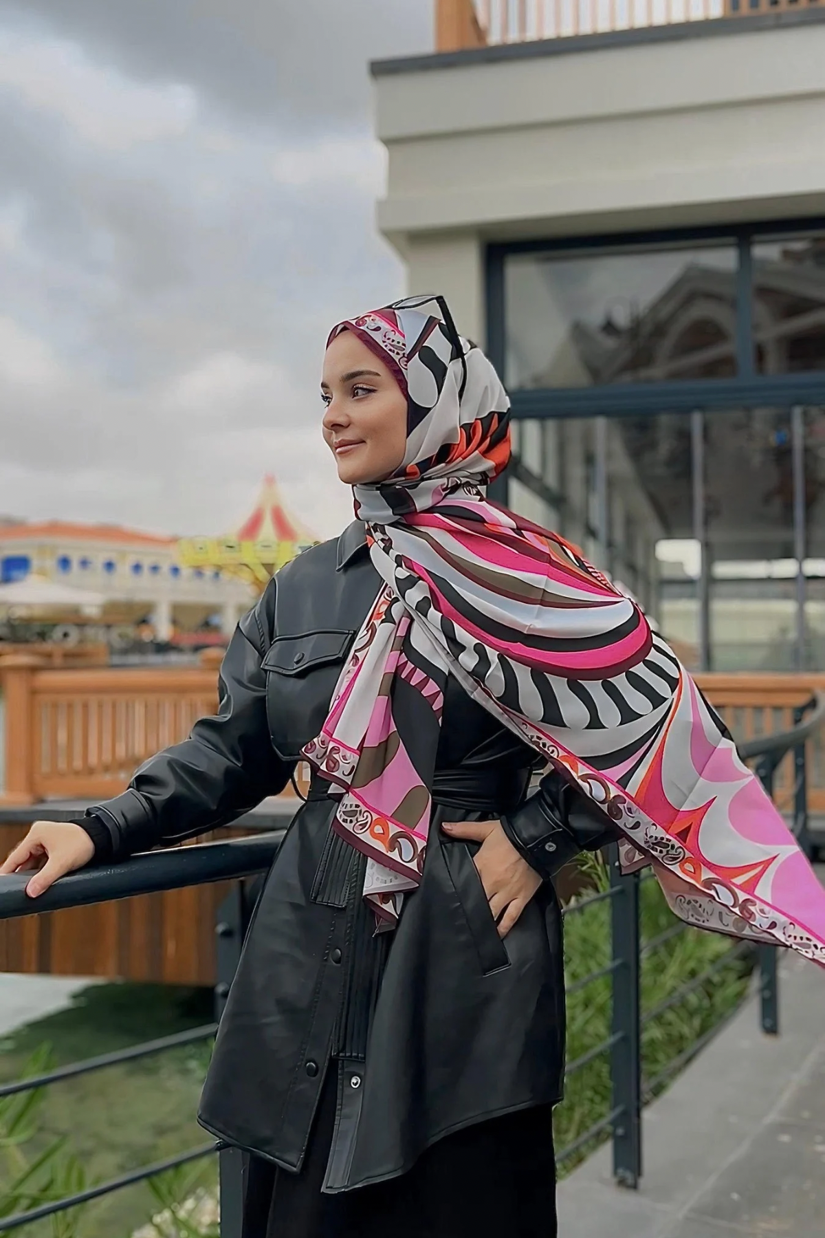 Betül'ün Pastel Pembe Dila Desen İpek Şal Tercihi