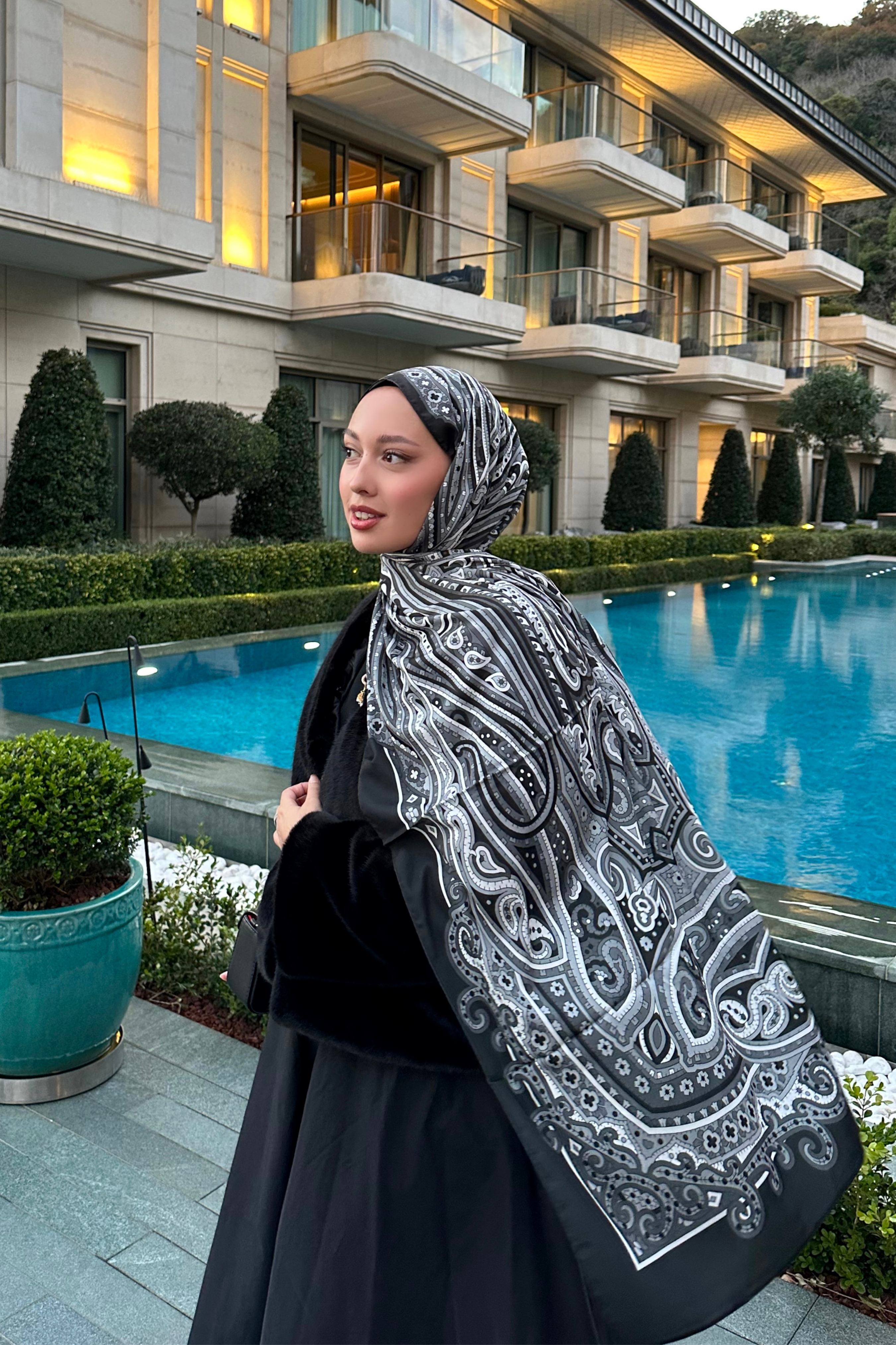 Betül'ün Siyah Zeren Desen İpek Şal Tercihi