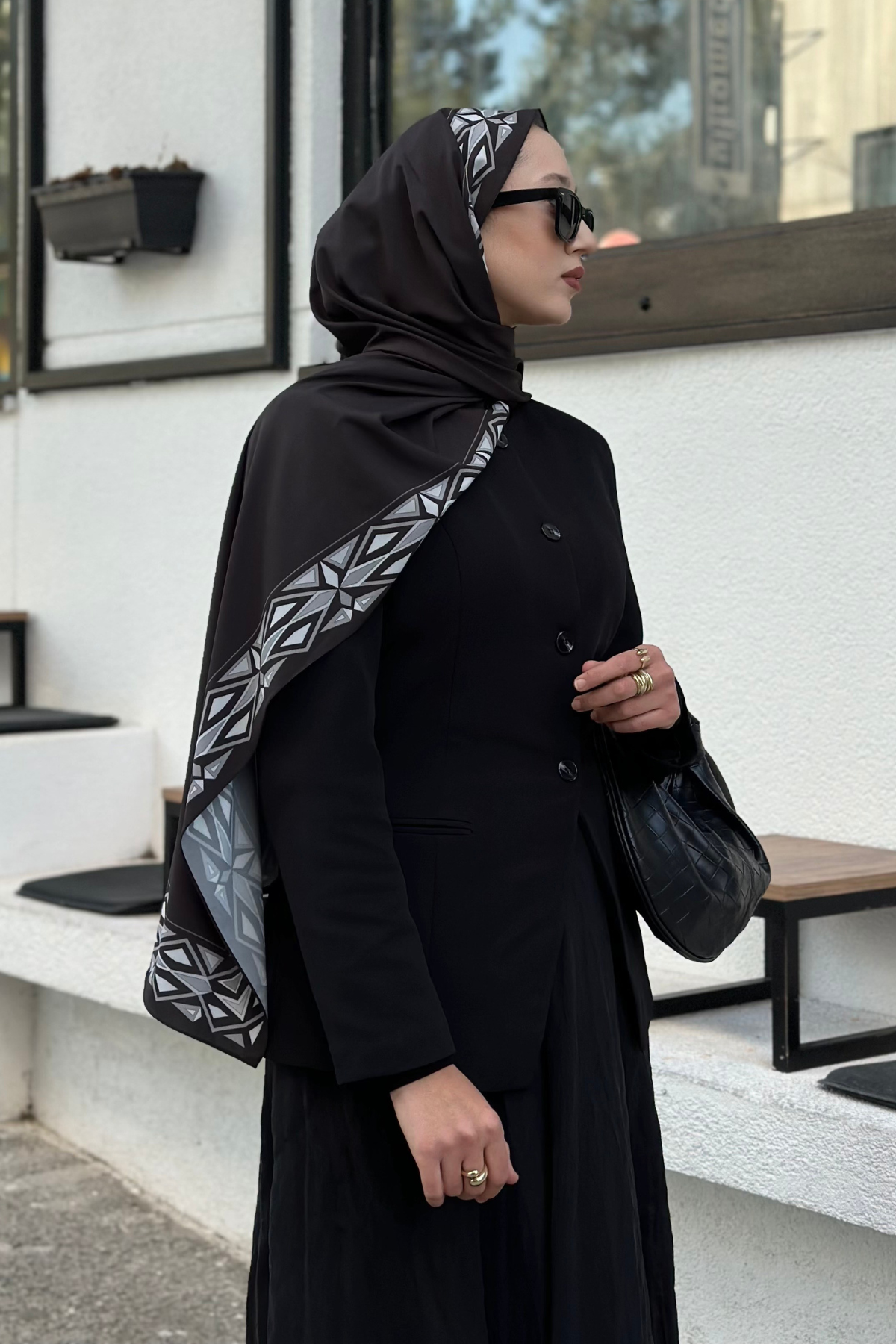 Beyza'nın Siyah Venedik Desen Pamuk Vual Şal Tercihi