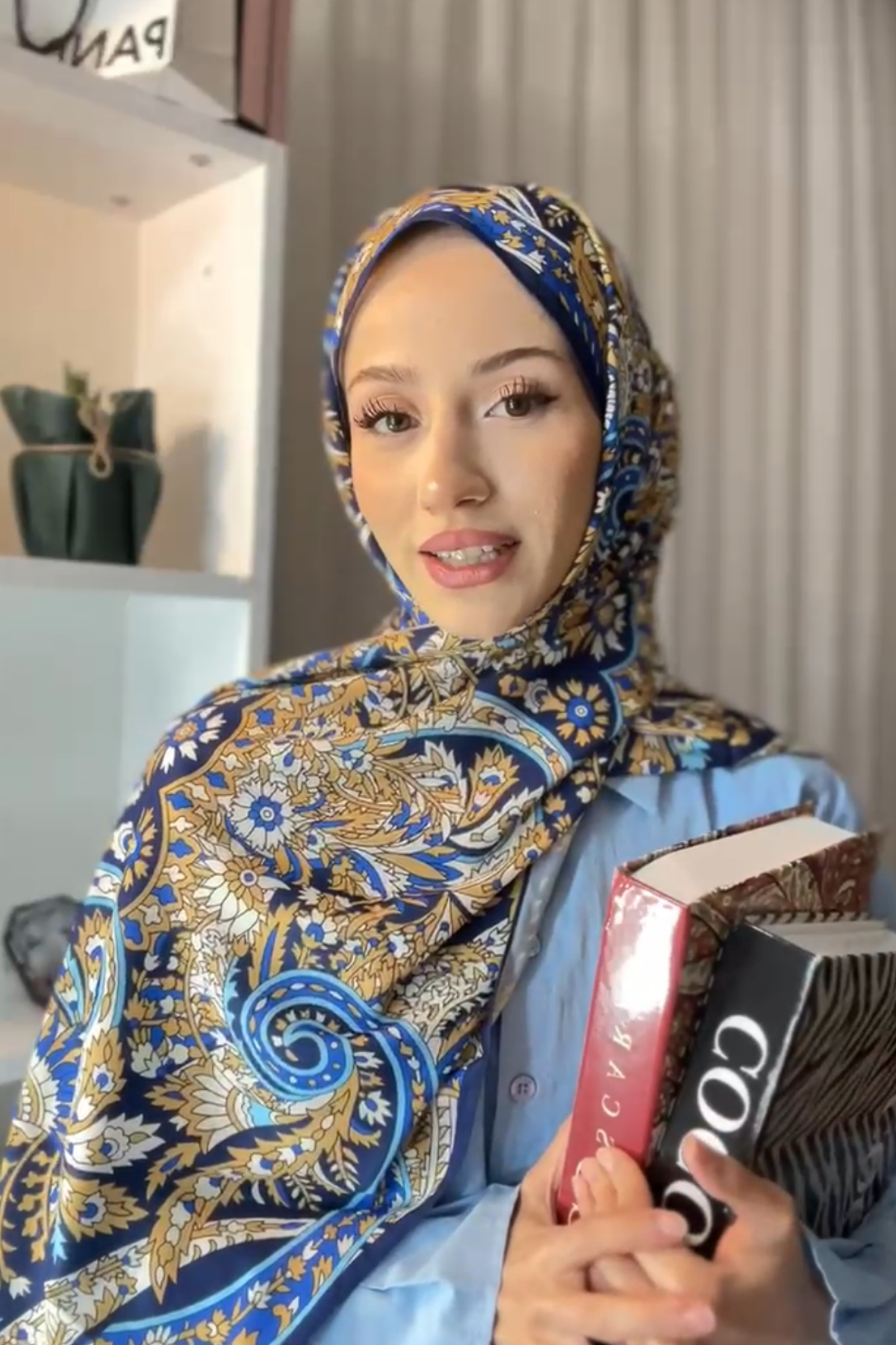 Ceyda Hakyemez'in Mavi Ediz Desen İpek Şal Tercihi