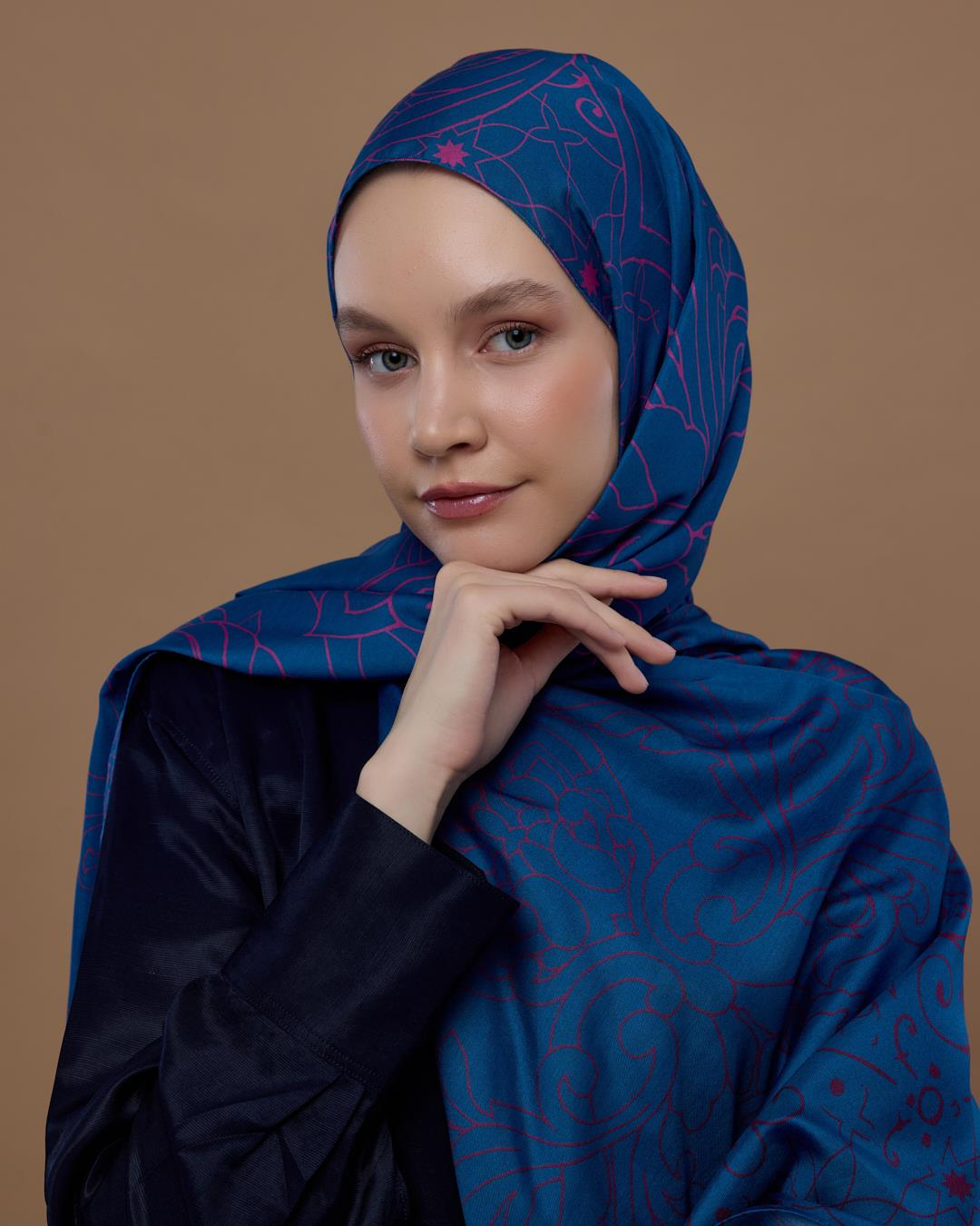 Çini Mavisi & Şakayık Pembesi Efsunlu Desen Şal