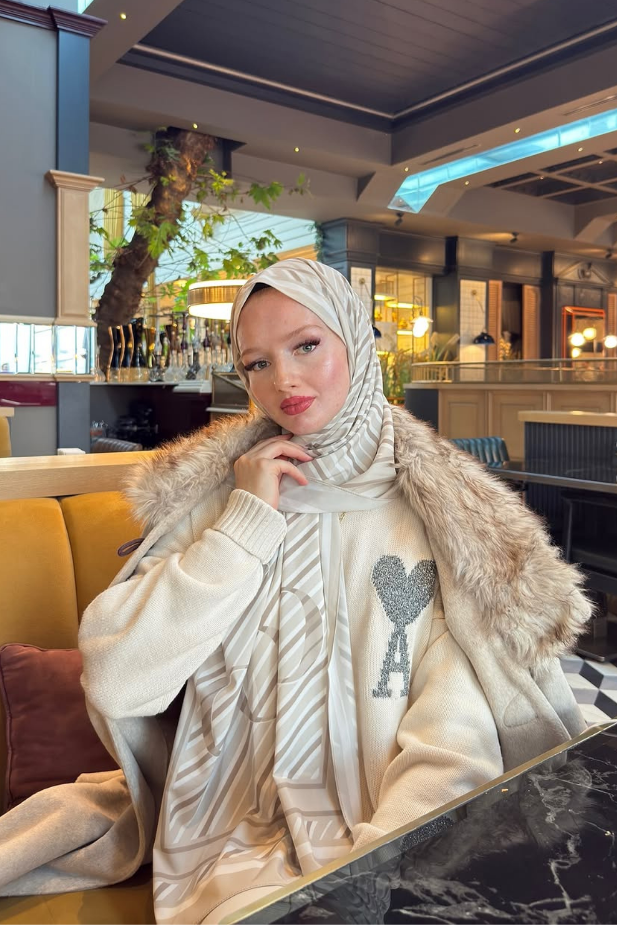Derya'nın Bej Çizgi Desen Pamuk Vual Şal Tercihi