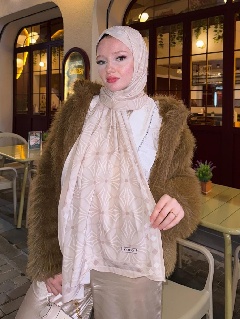 Derya'nın Bej Yonca Desen Pamuk Vual Şal Tercihi