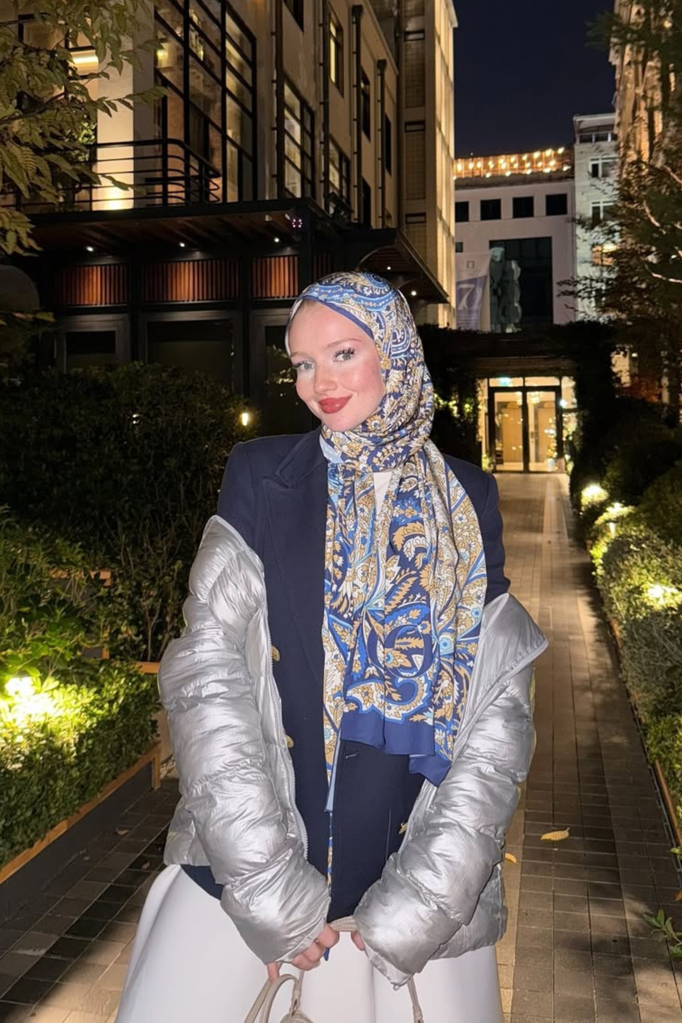 Derya'nın Mavi Balamir Desen İpek Şal Tercihi