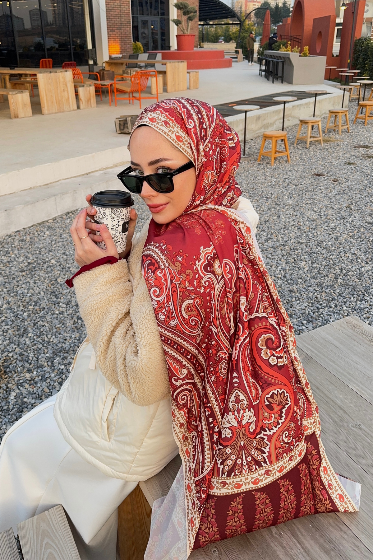 Duygu'nun Bordo Ediz Desen İpek Şal Tercihi
