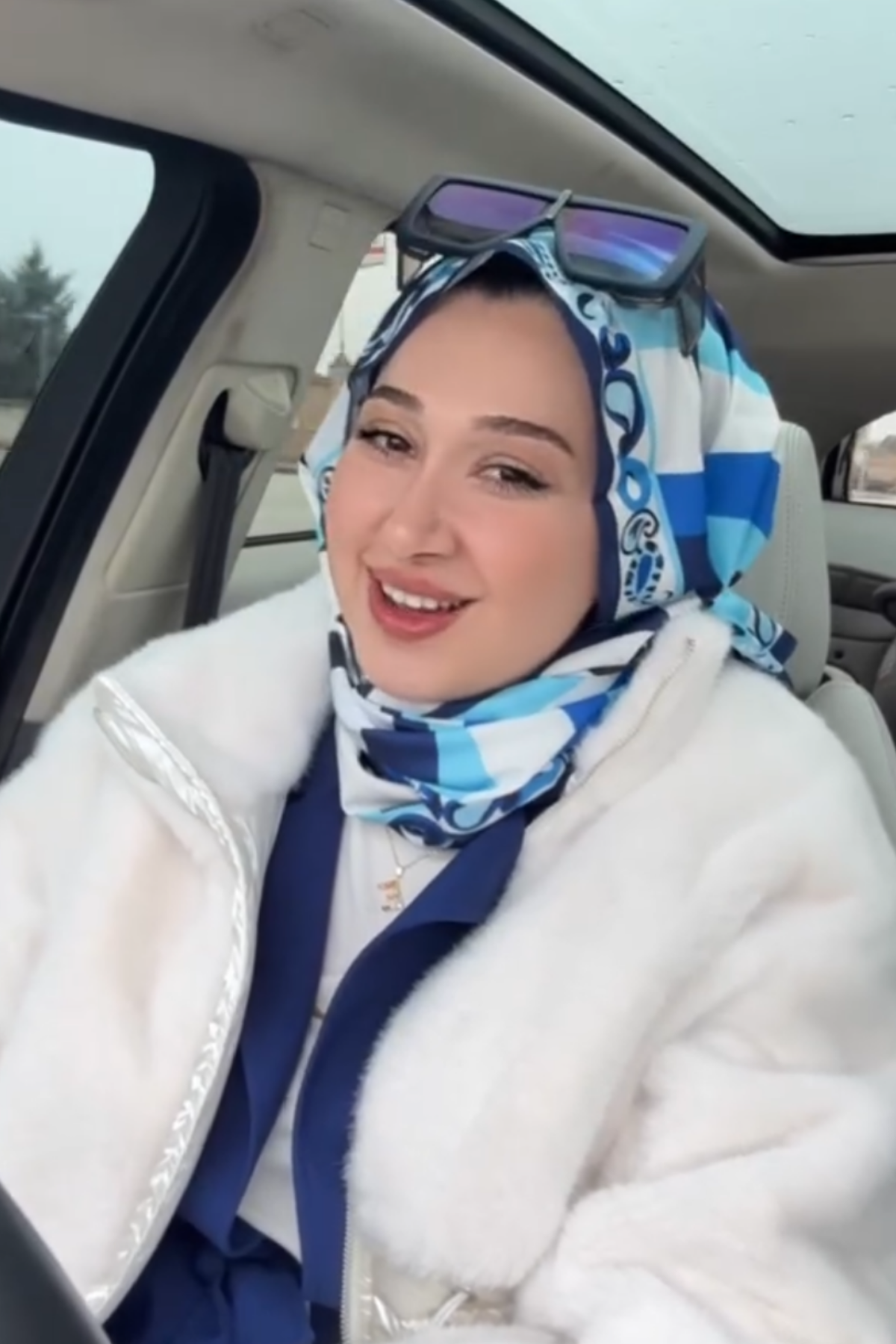 Emure'nin Pastel Mavi Dila Desen İpek Şal Tercihi