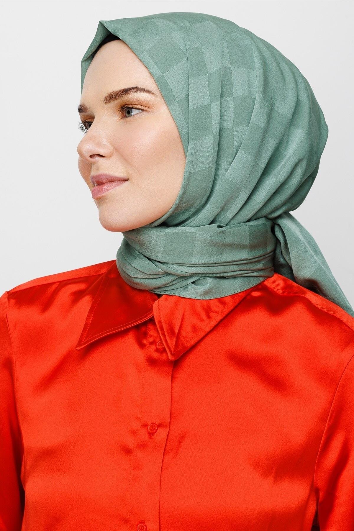 kuf-yesili-dama-desen-ipeksi-jakar-sal-97175b.webp