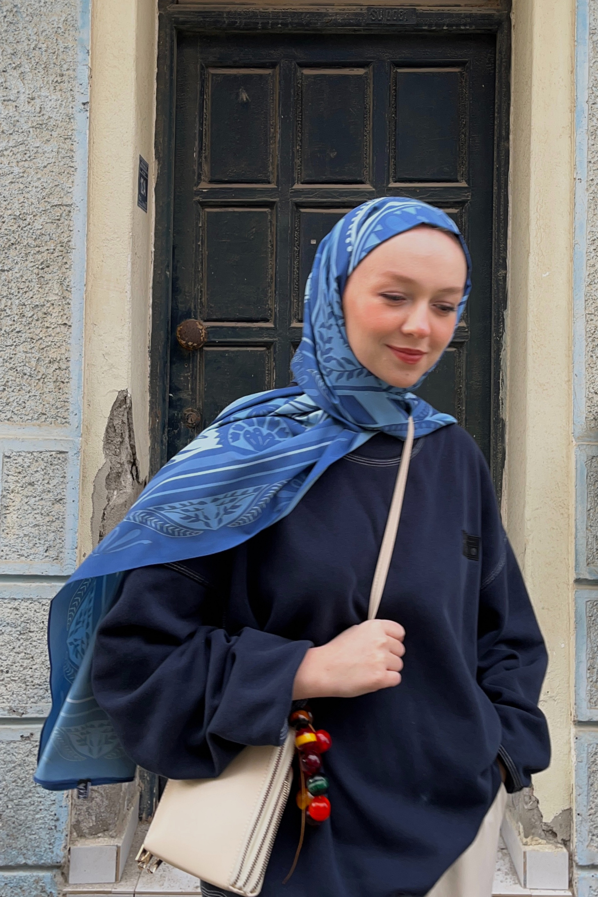 Rümeysa'nın Mavi Zümra Desen Pamuk Vual Şal Tercihi