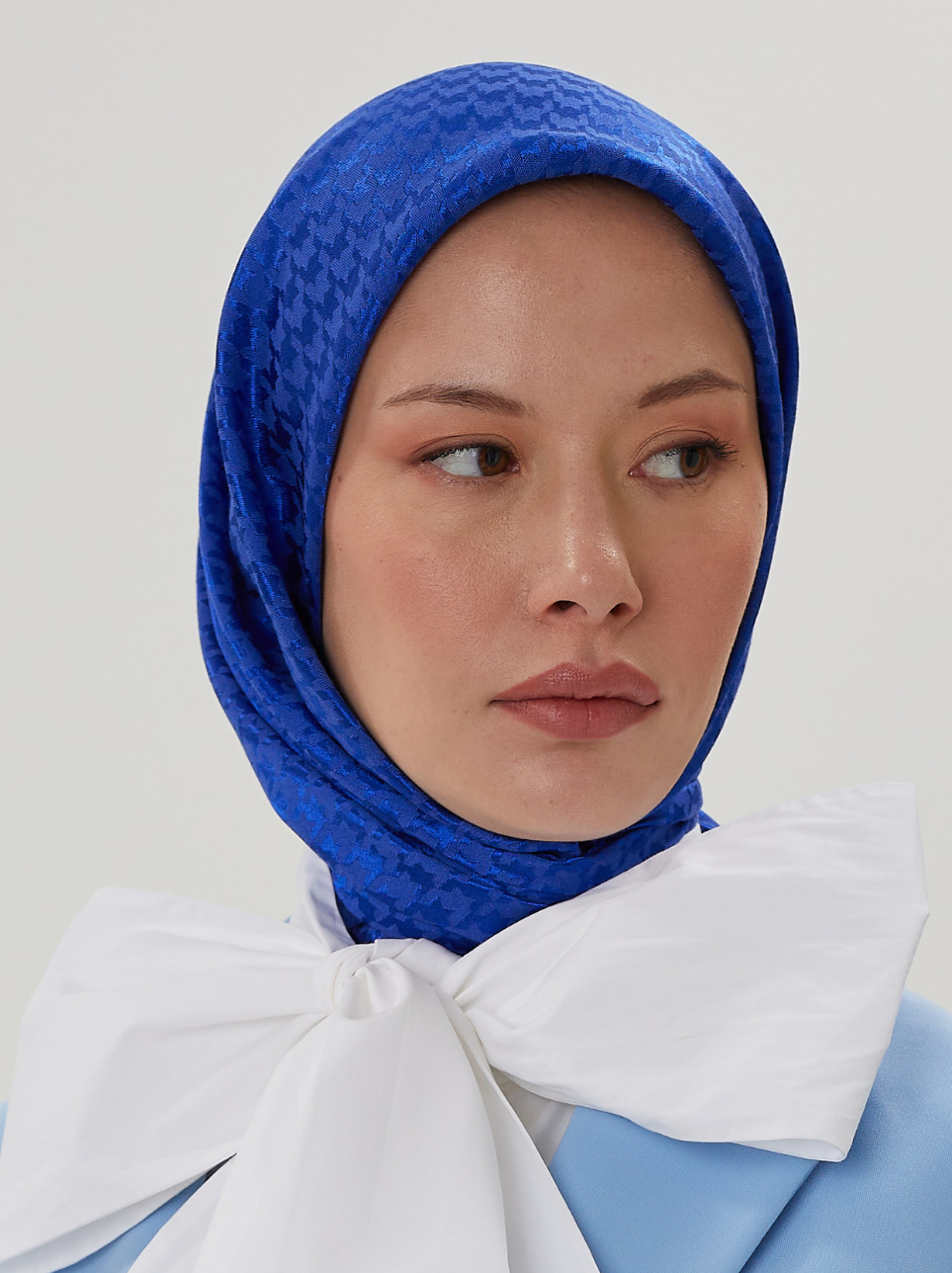 Saks Mavisi Kazayağı Desen Parlak Jakar Eşarp