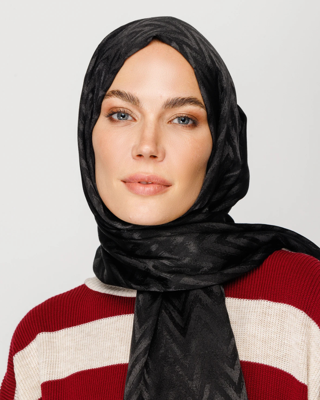 Siyah Zikzak Desen Parlak Jakar Şal