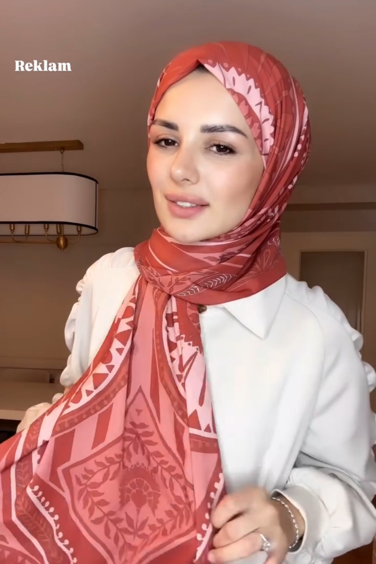 Tuğba Bağ'ın Kırmızı Zümra Desen Pamuk Vual Şal Tercihi