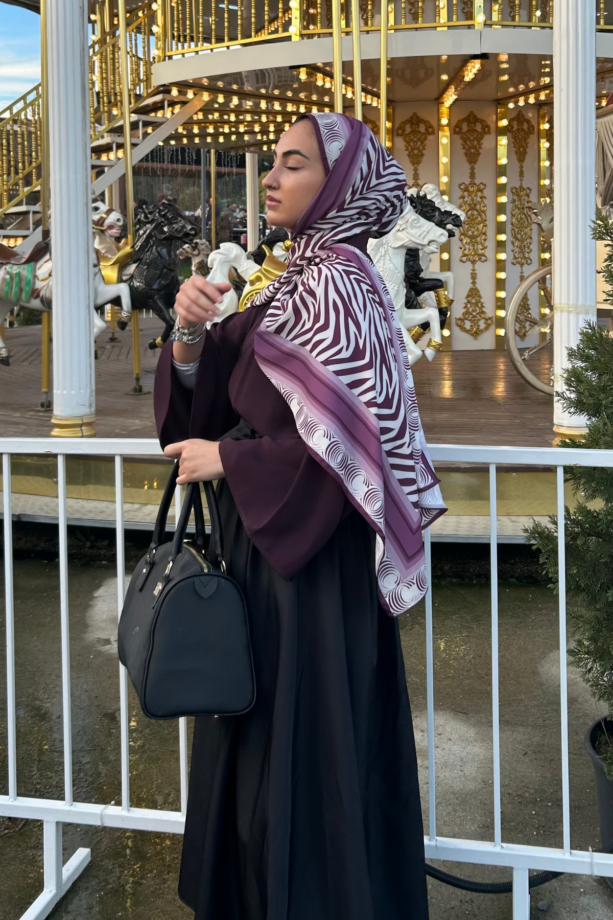 Yaren'in Mor Zebra Desen İpek Şal Tercihi