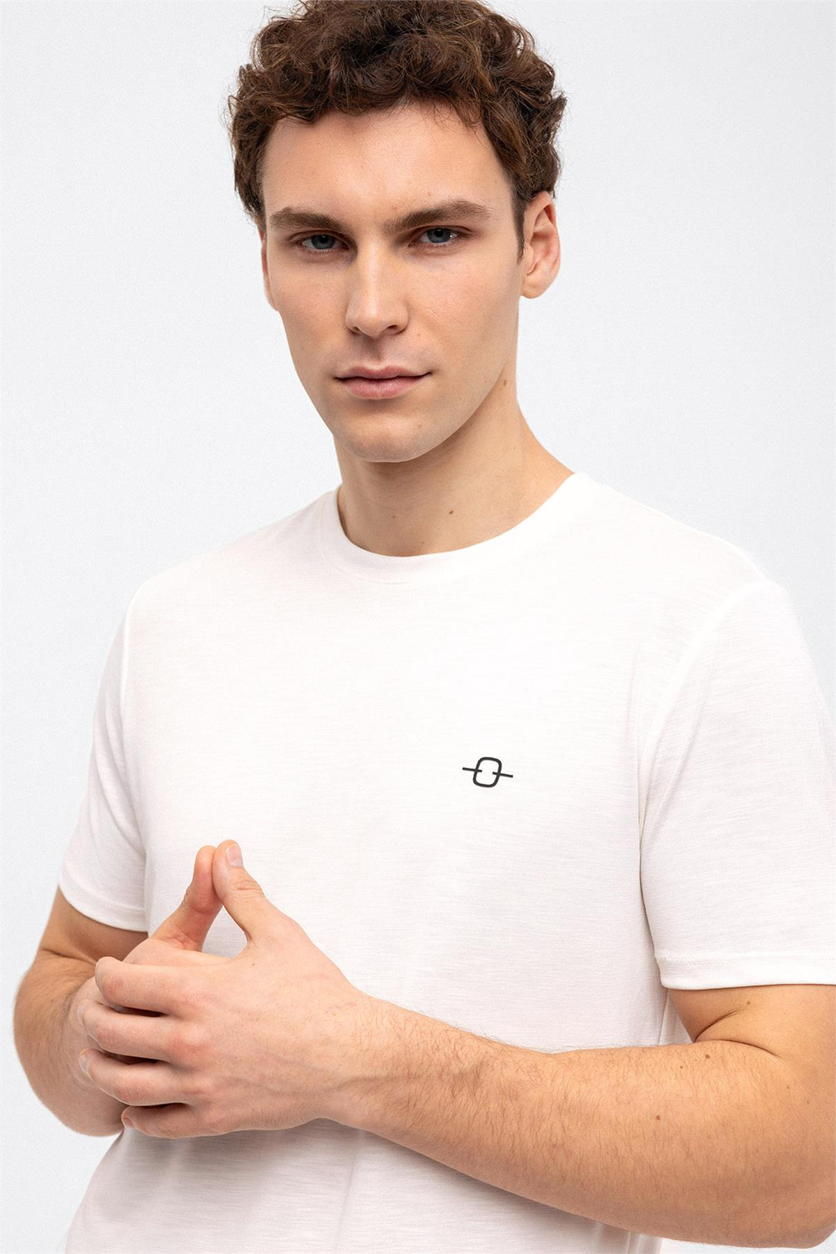 Beyaz Bisiklet Yaka Regular Fit Tişört