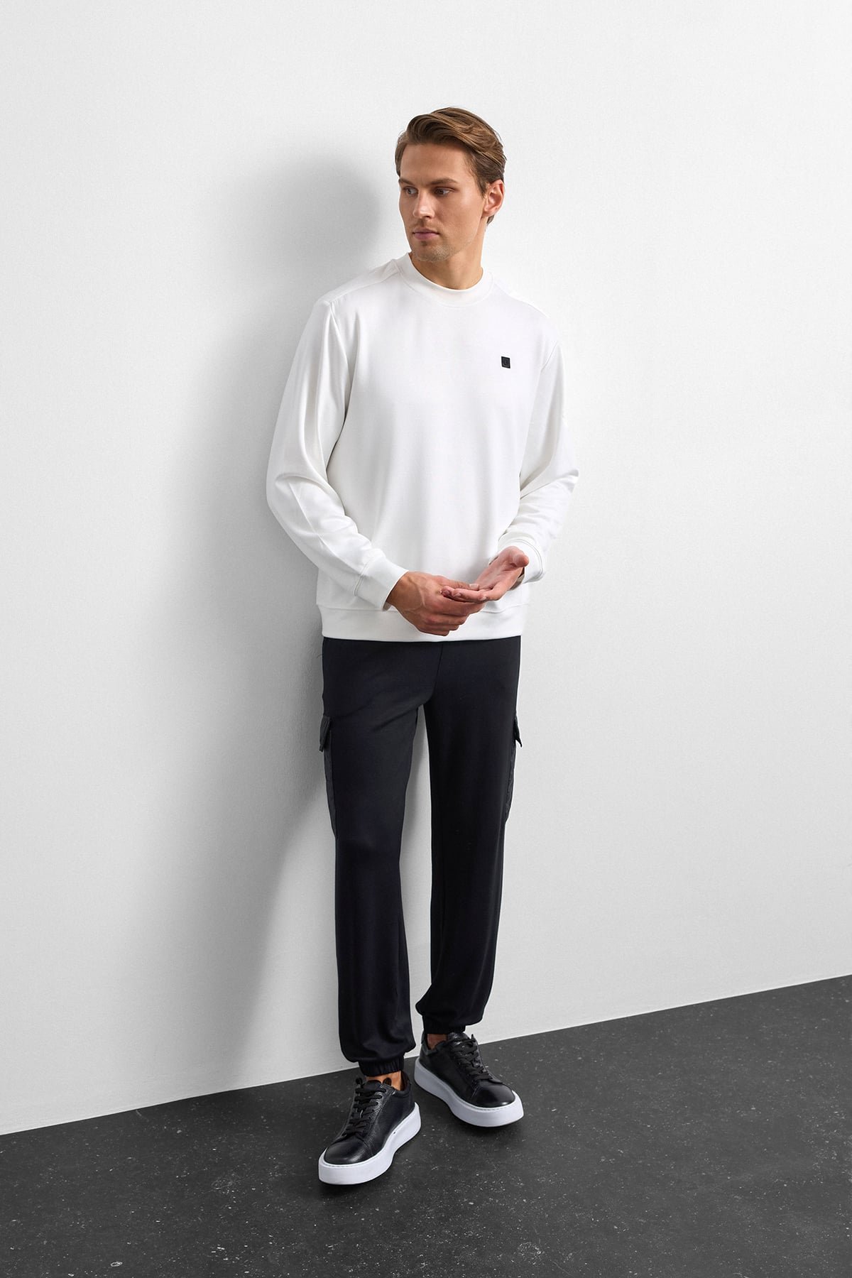 Beyaz Regular Fit Bisiklet Yaka Sweatshirt