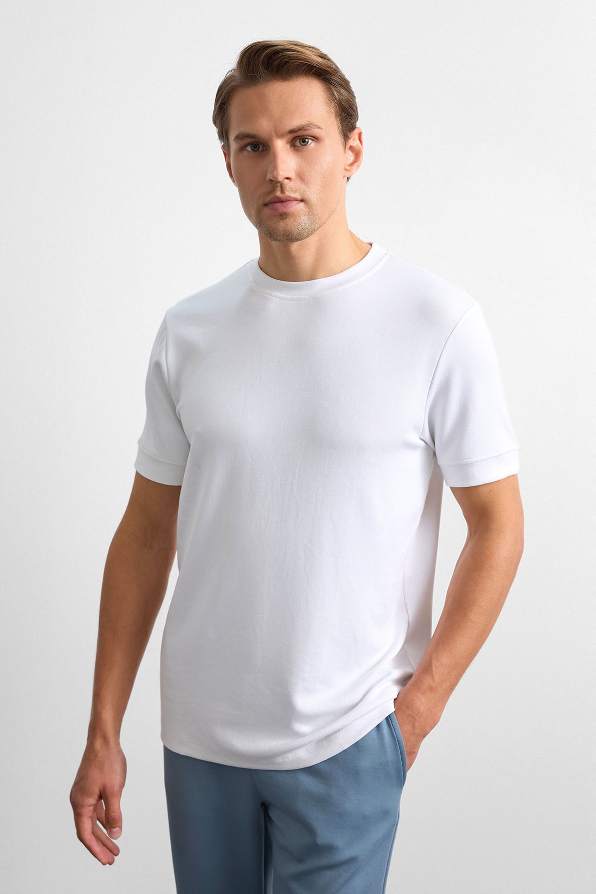 Beyaz Regular Fit Bisiklet Yaka Tişört