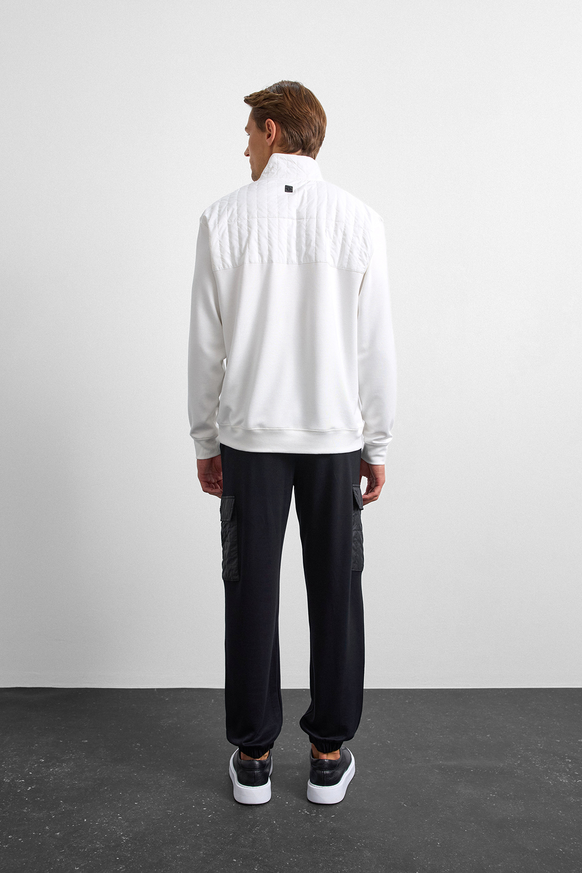 Beyaz Regular Fit Dik Yaka Fermuarlı Sweatshirt