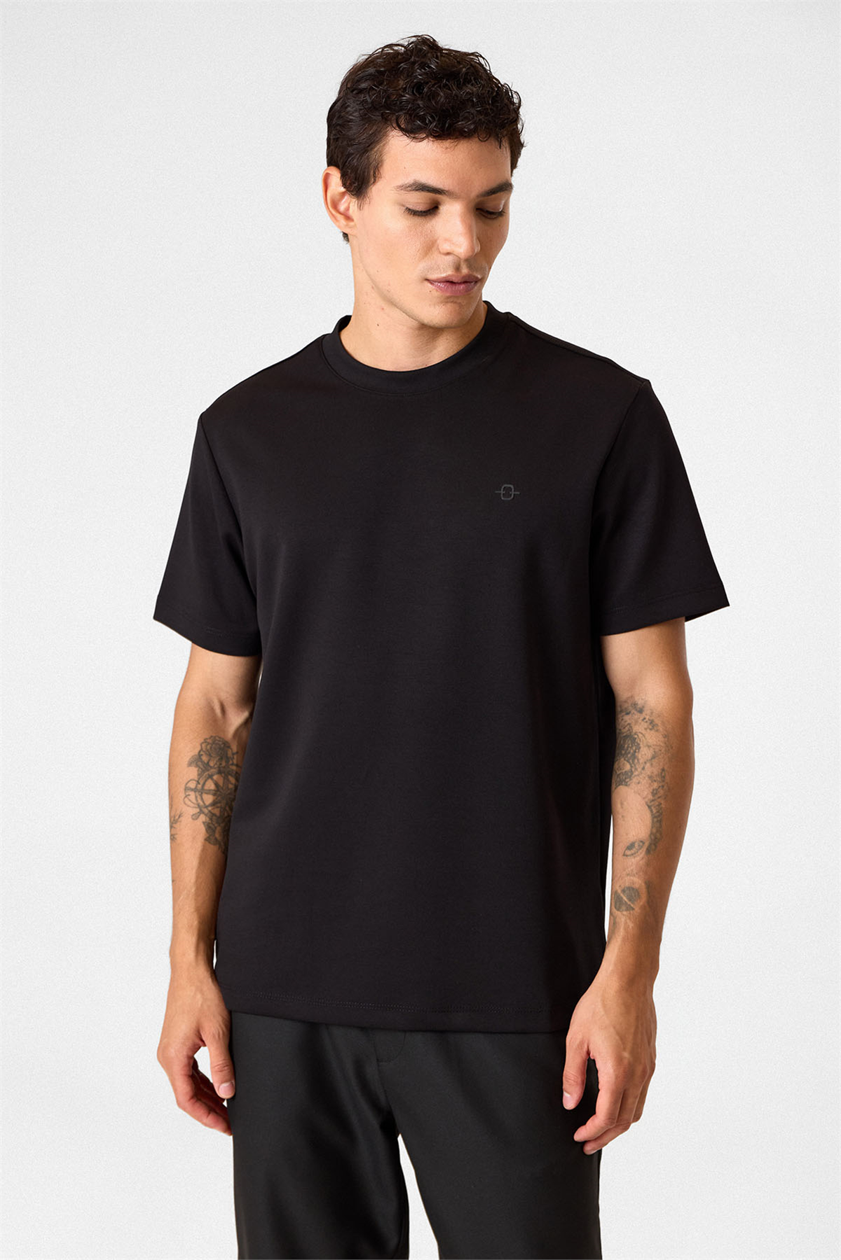 REGULAR FIT BASIC TSHIRT