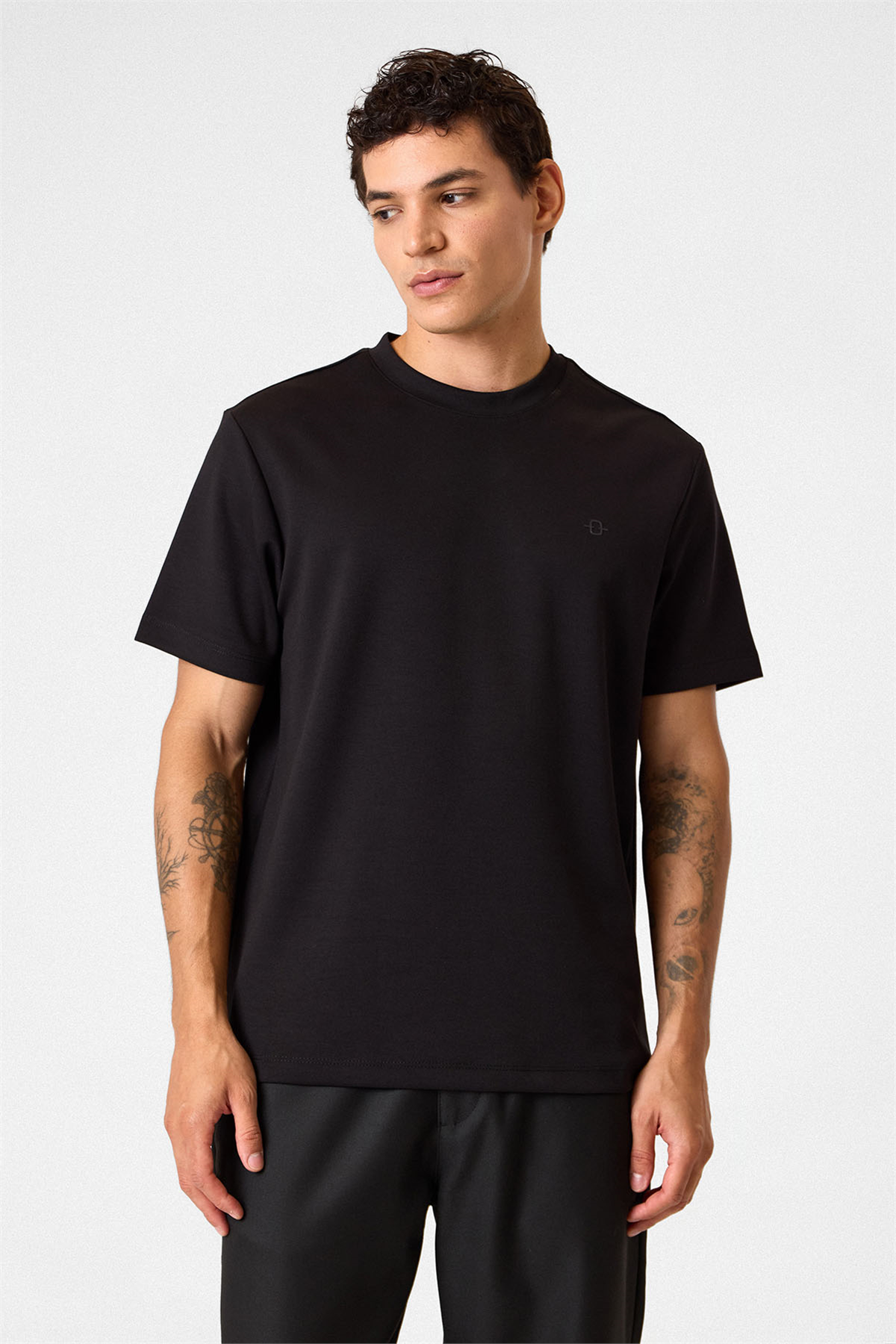 REGULAR FIT BASIC TSHIRT