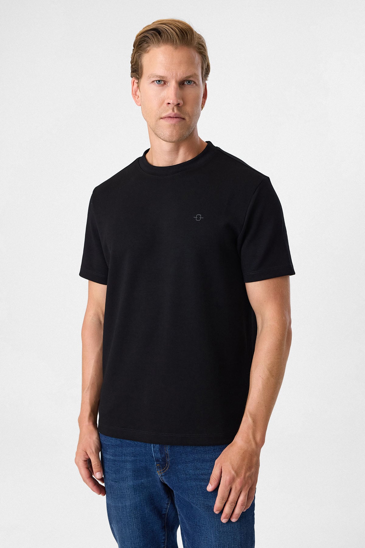 Regular Fit Siyah Bisiklet Yaka Tişört