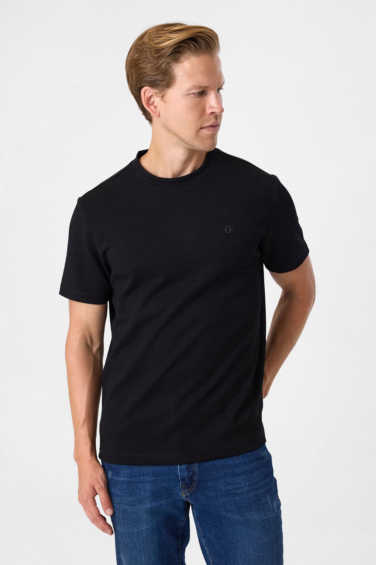 Regular Fit Siyah Bisiklet Yaka Tişört