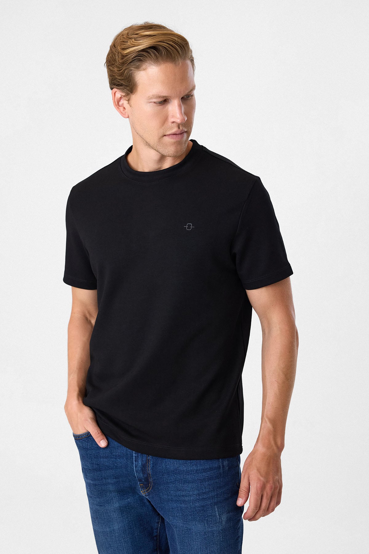 Regular Fit Siyah Bisiklet Yaka Tişört