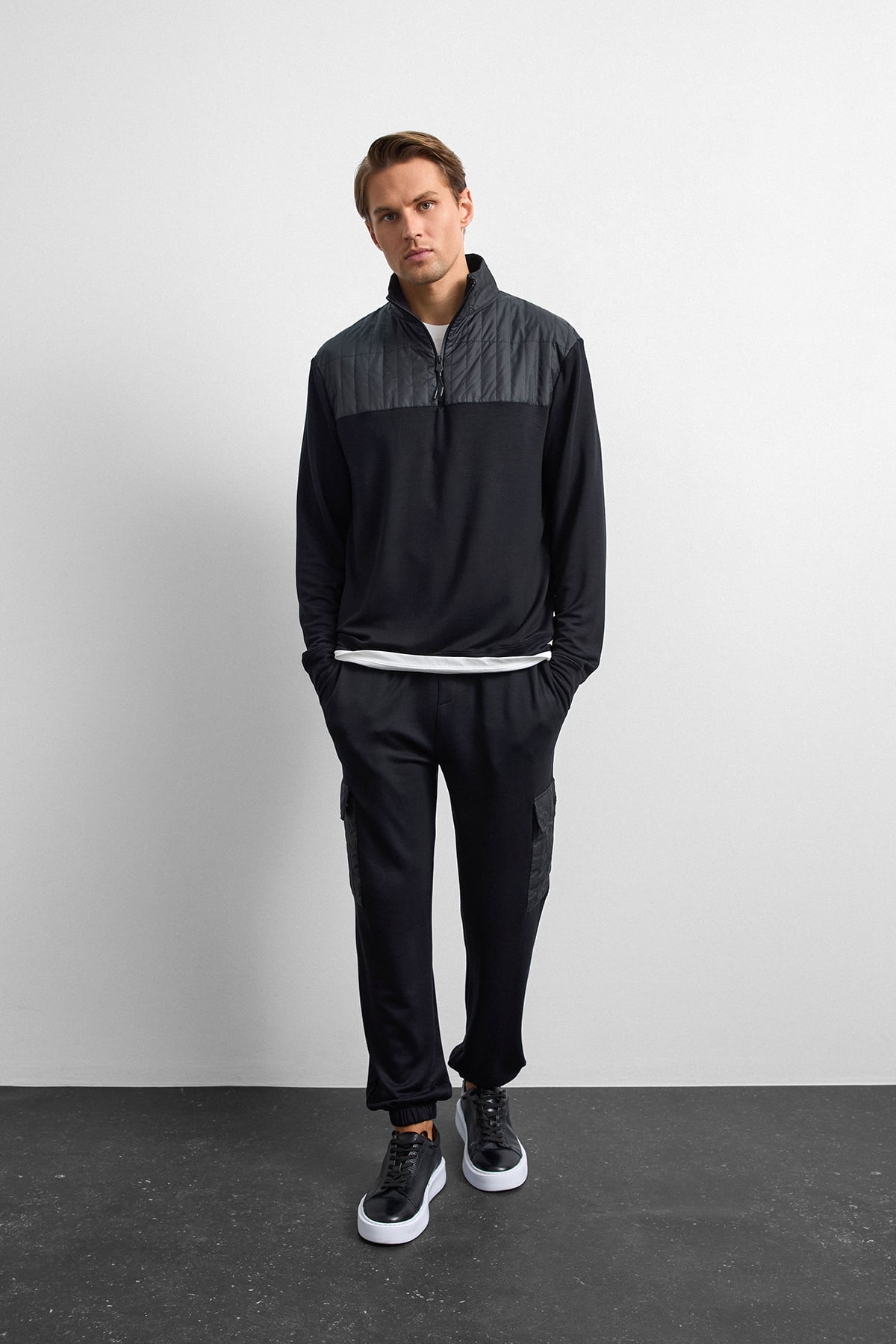 Siyah Regular Fit Dik Yaka Fermuarlı Sweatshirt