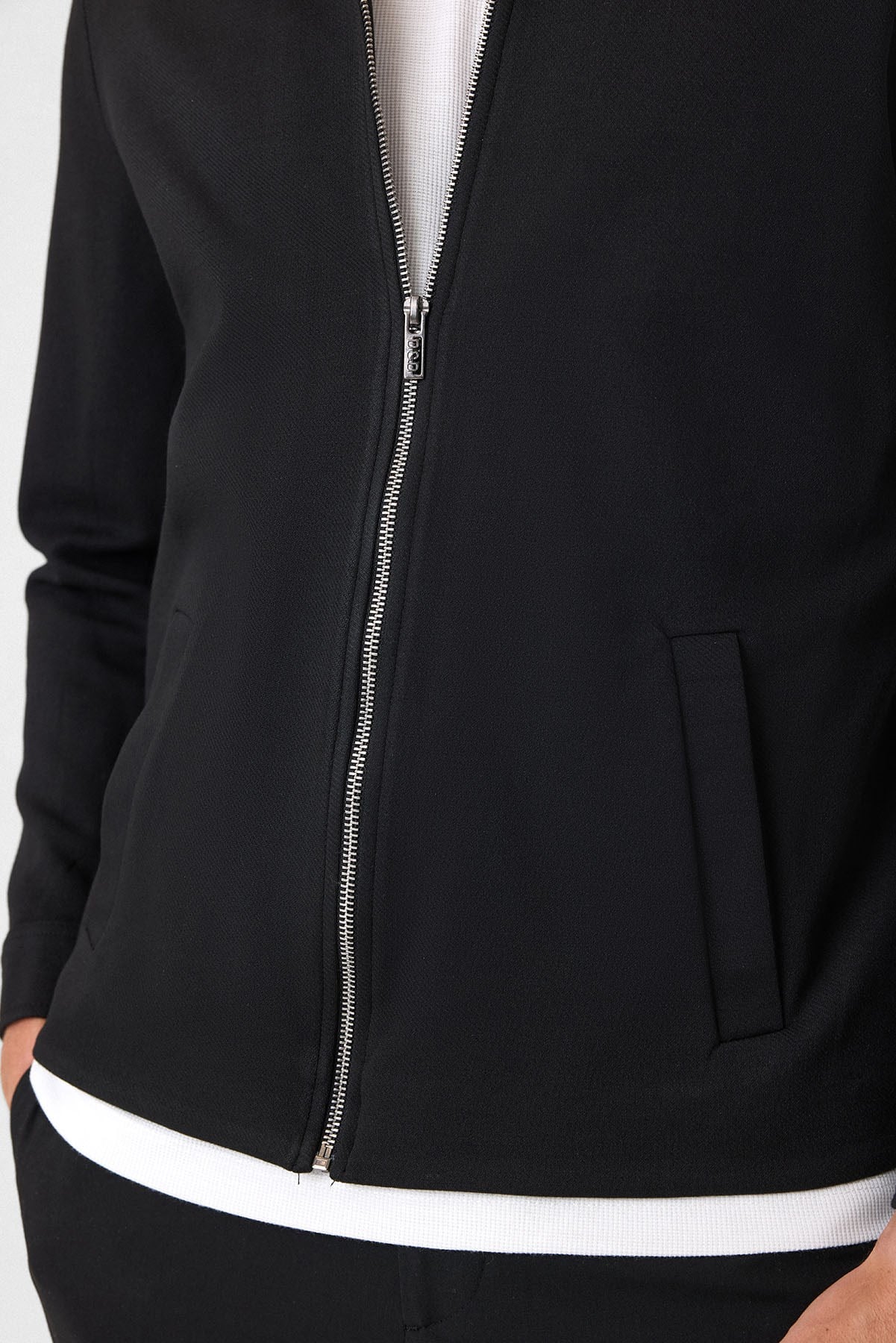 Siyah Regular Fit Fermuarlı Diagonel Mont