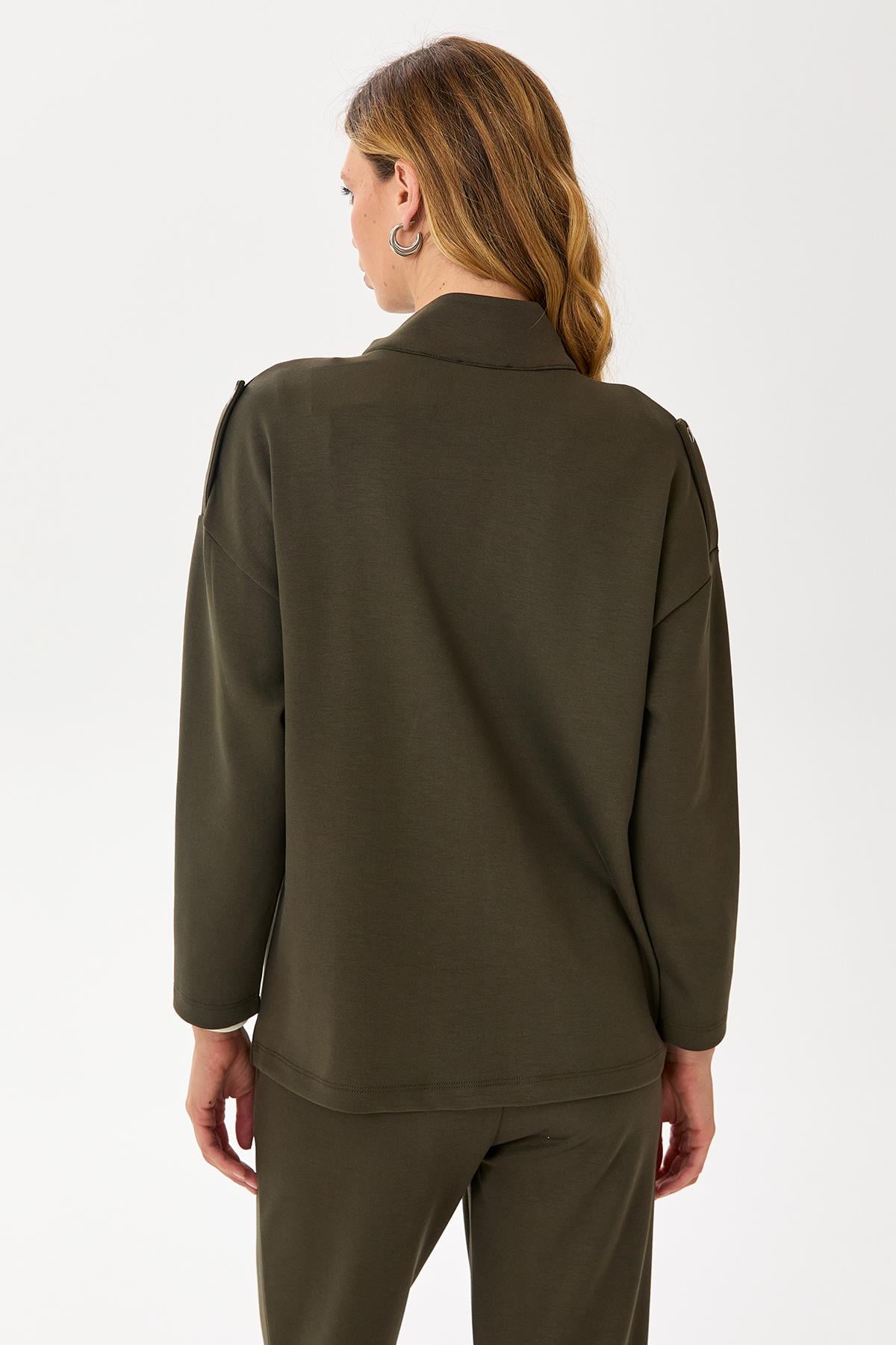 Dik Yaka Apolet Detaylı Sweatshırt 245-2104