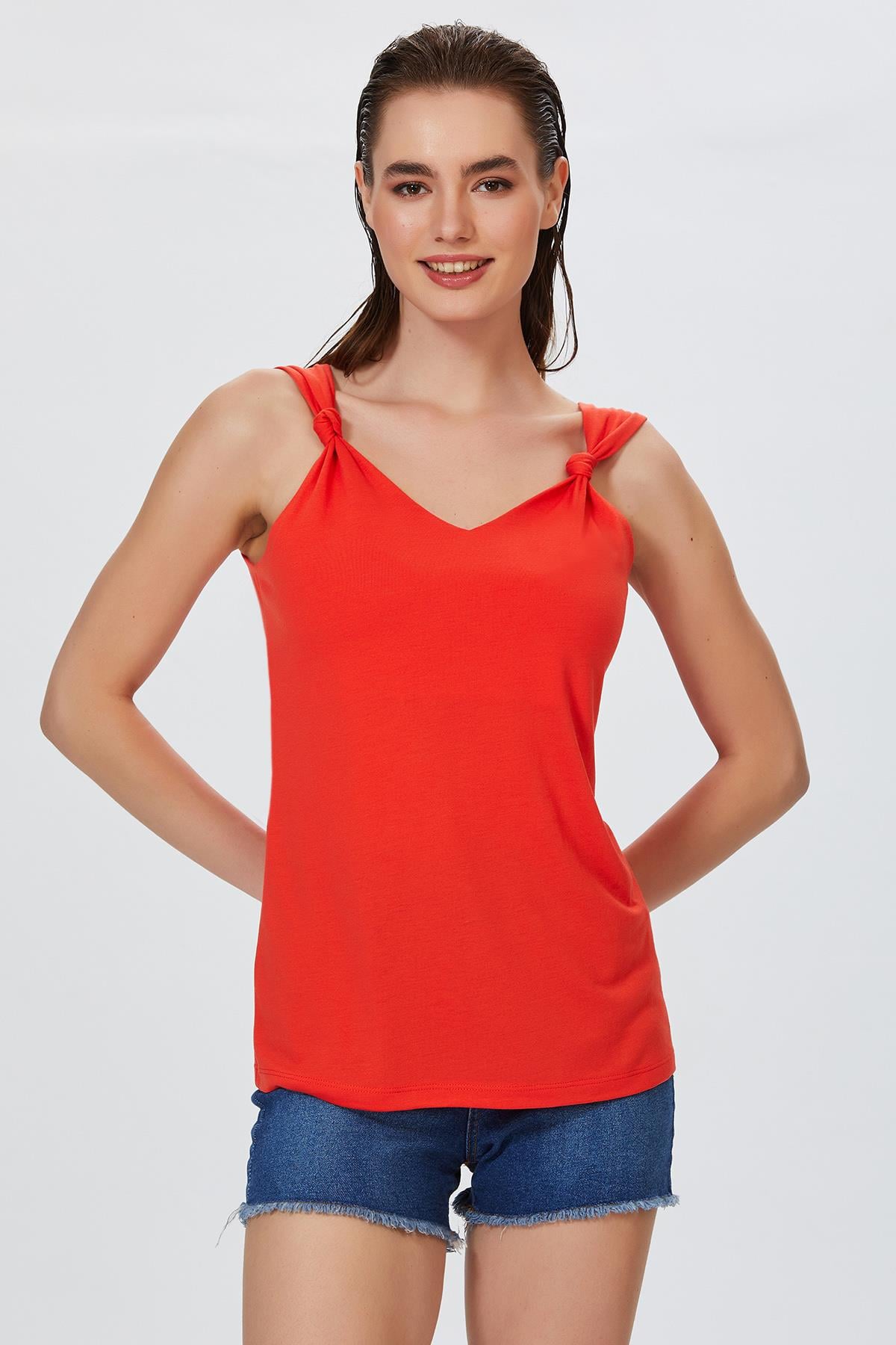 Omuzları Düğümlü V Yaka Kolsuz Bluz 022-1069