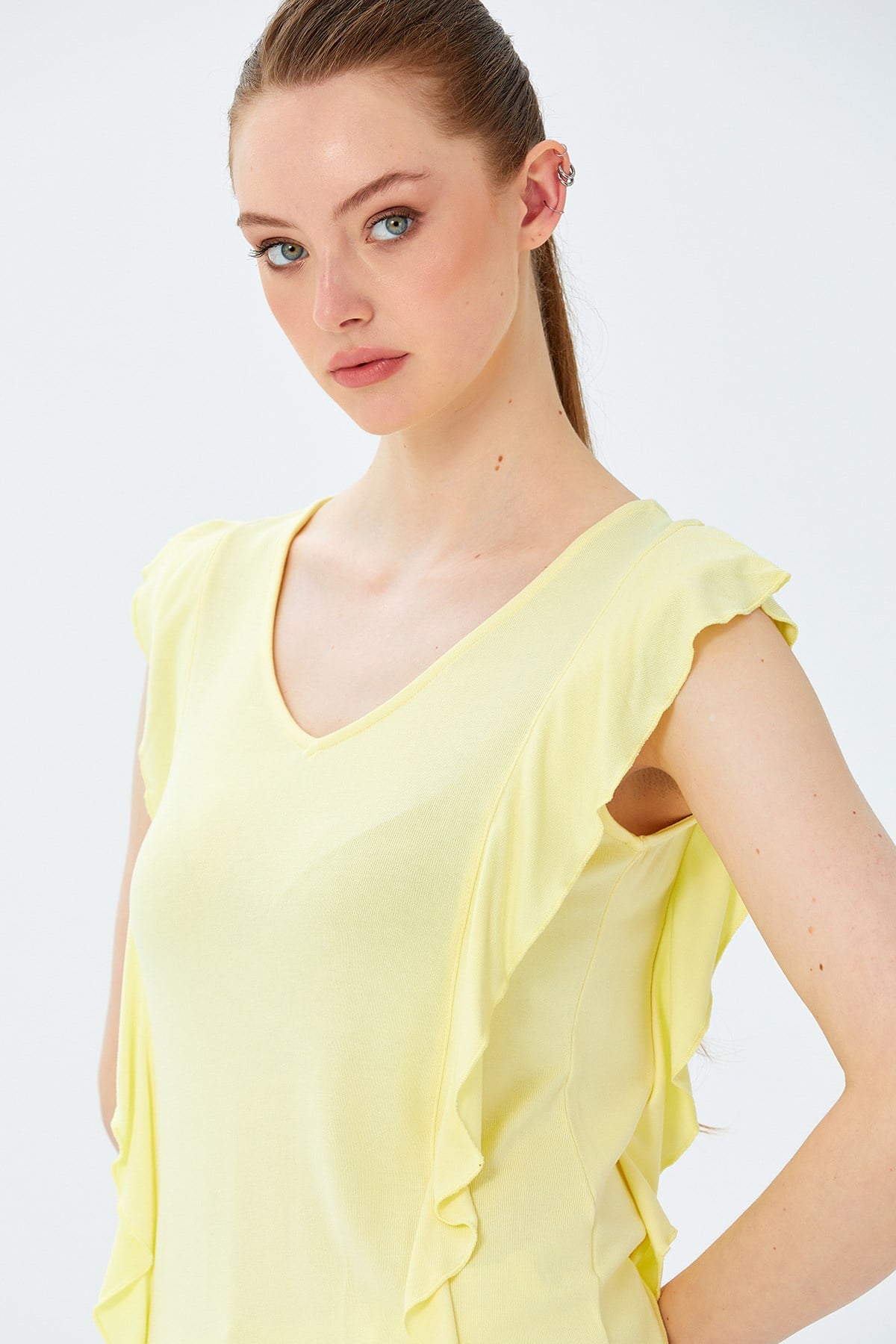 V Yaka Fırfır Detaylı Bluz 026-1013