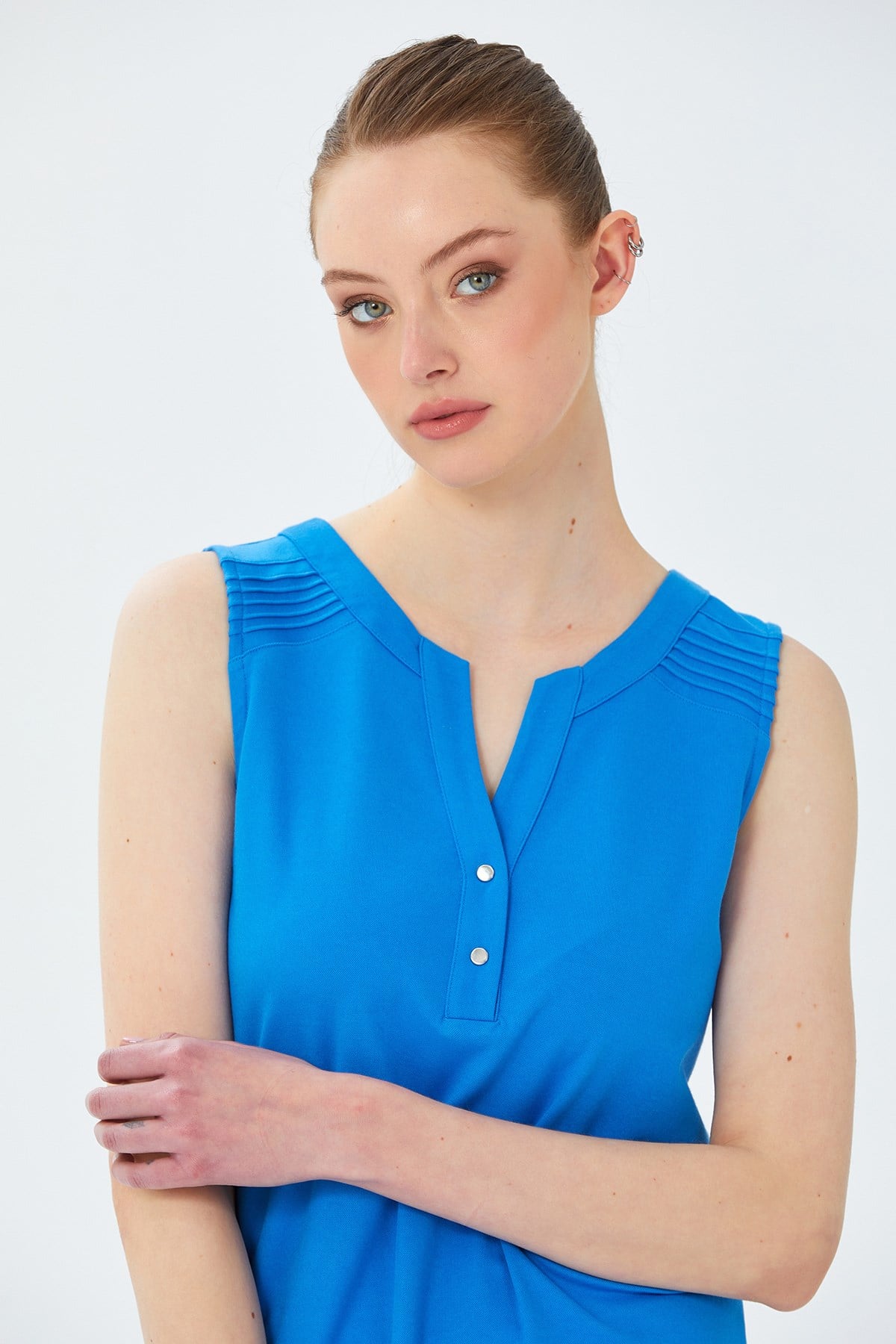 V Yaka Omuzu Nervürlü Önü Çıtçıtlı Bluz 026-1024