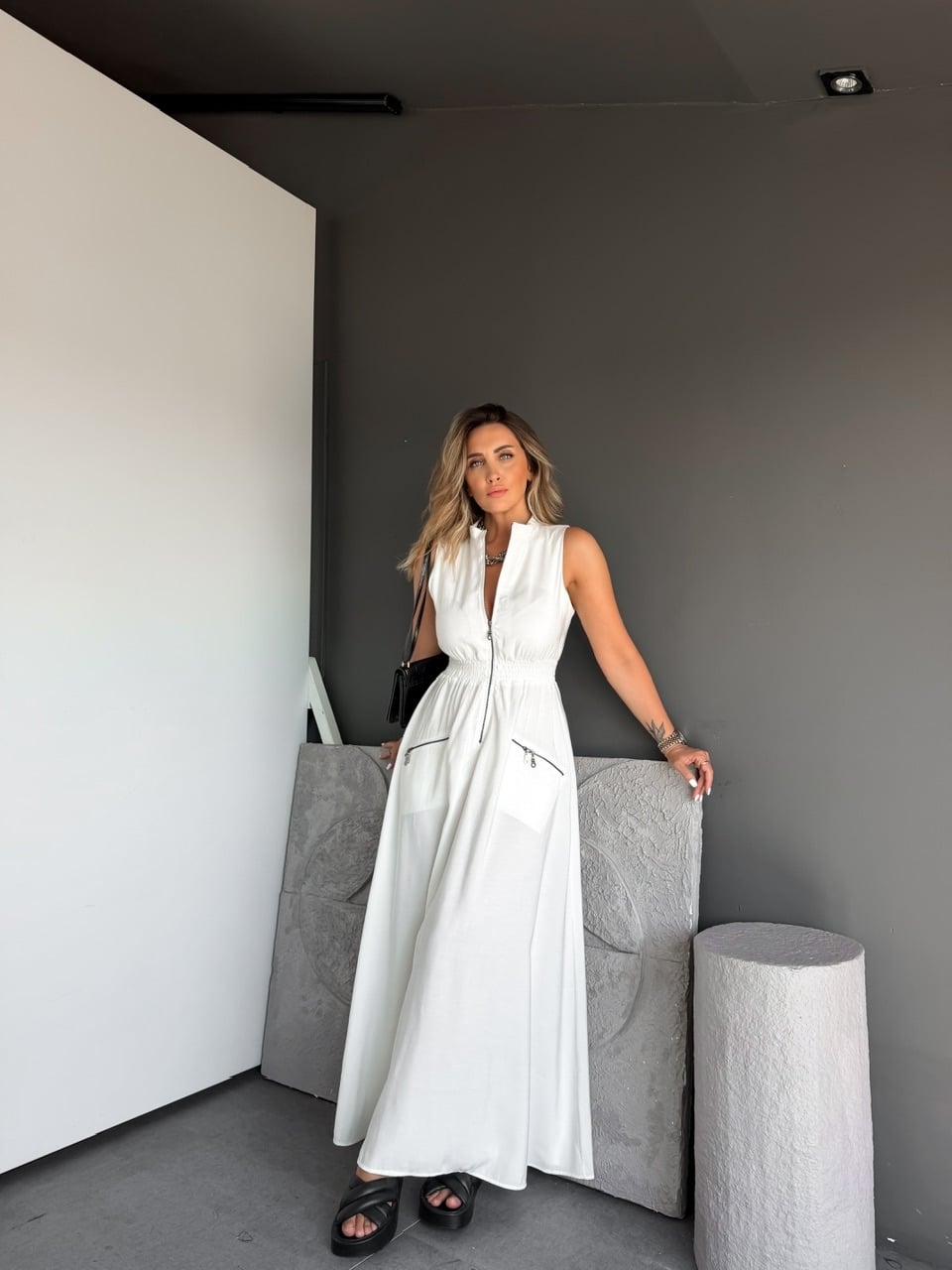 Beyaz Önü Ve Cebi Fermuarlı Uzun Elbise