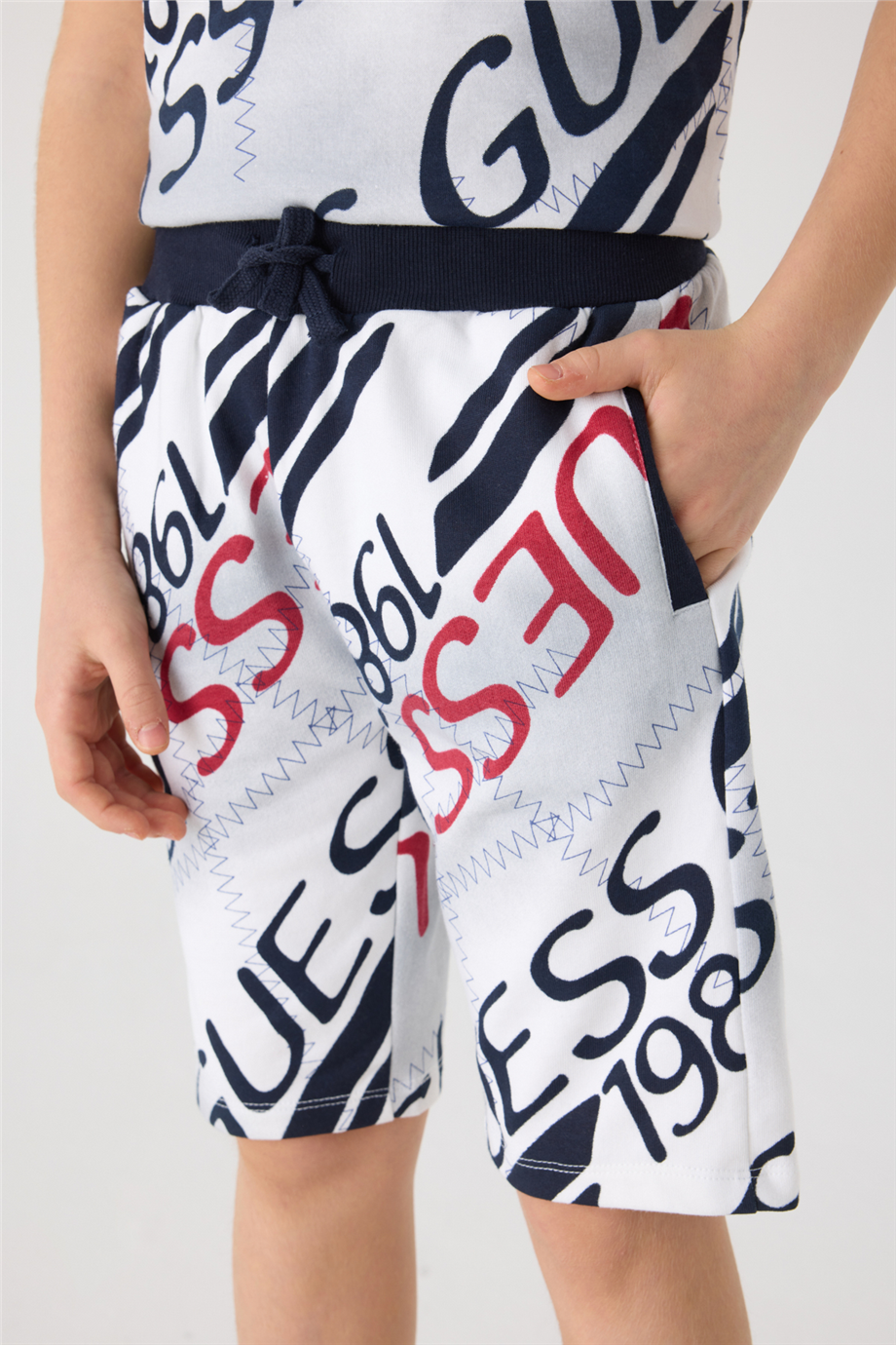 Guess Erkek Çocuk Desenli ŞortGuess Erkek Çocuk Desenli Şort