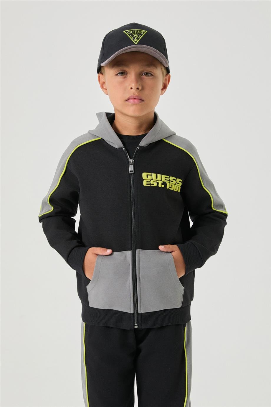 Guess Erkek Çocuk Siyah Eşofman ÜstüGuess Erkek Çocuk Siyah Eşofman Üstü