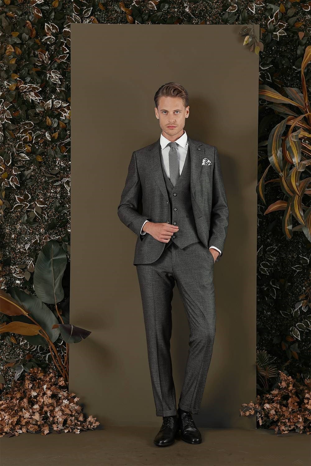 Slim Fit Çift Yırtmaç Esnek Kırçıllı Füme Yelekli Takım Elbise TK 876