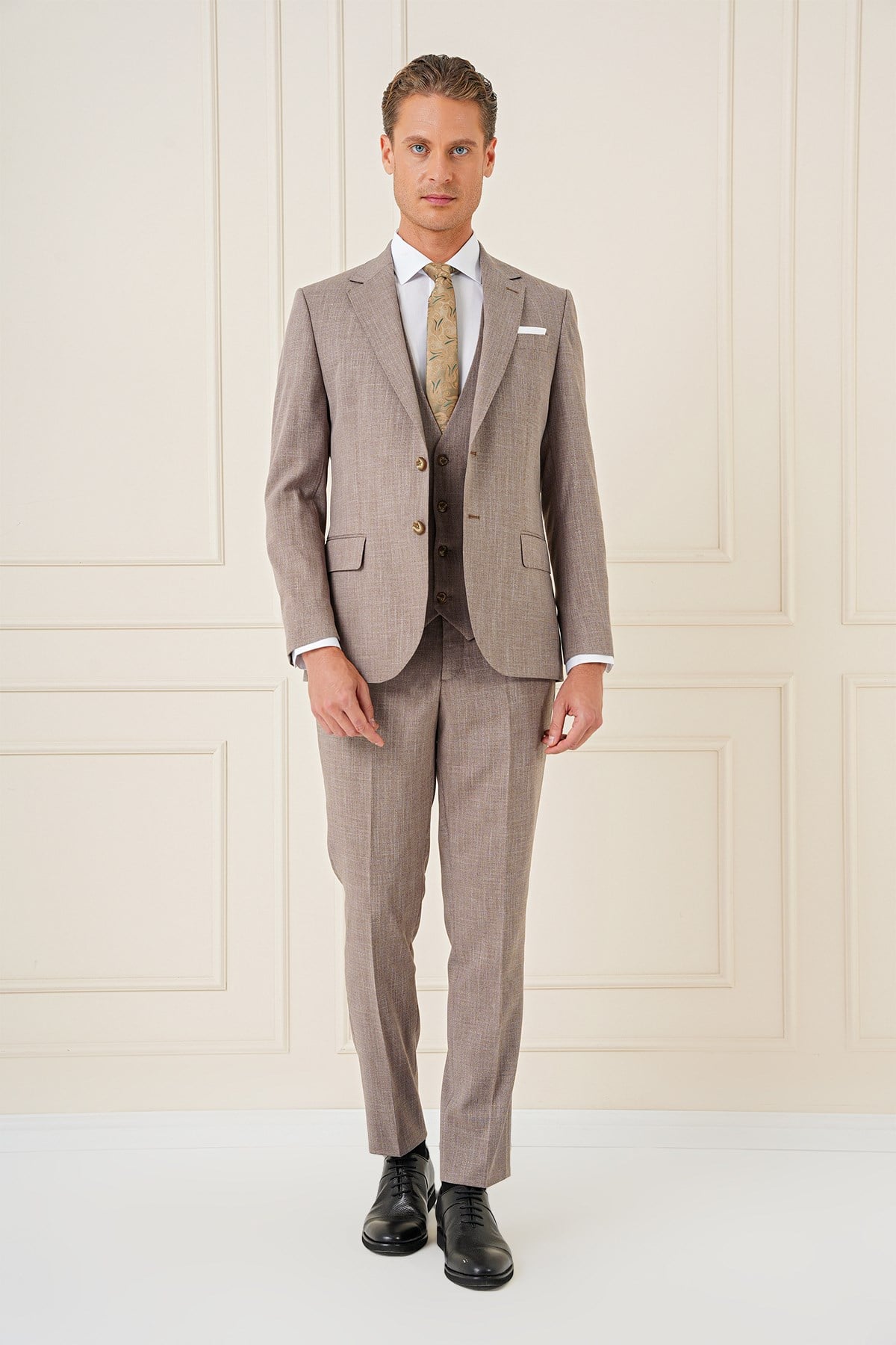 Slim Fit Çift Yırtmaç Kırçıllı Dokuma Vizon Yelekli Takım Elbise TK 902