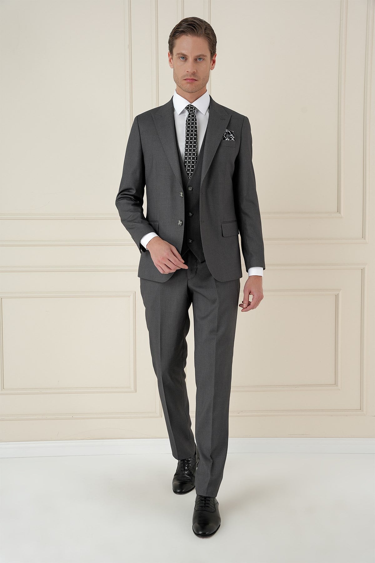 Slim Fit Kırlangıç Yaka Dokulu Füme Yelekli Takım Elbise TK 907