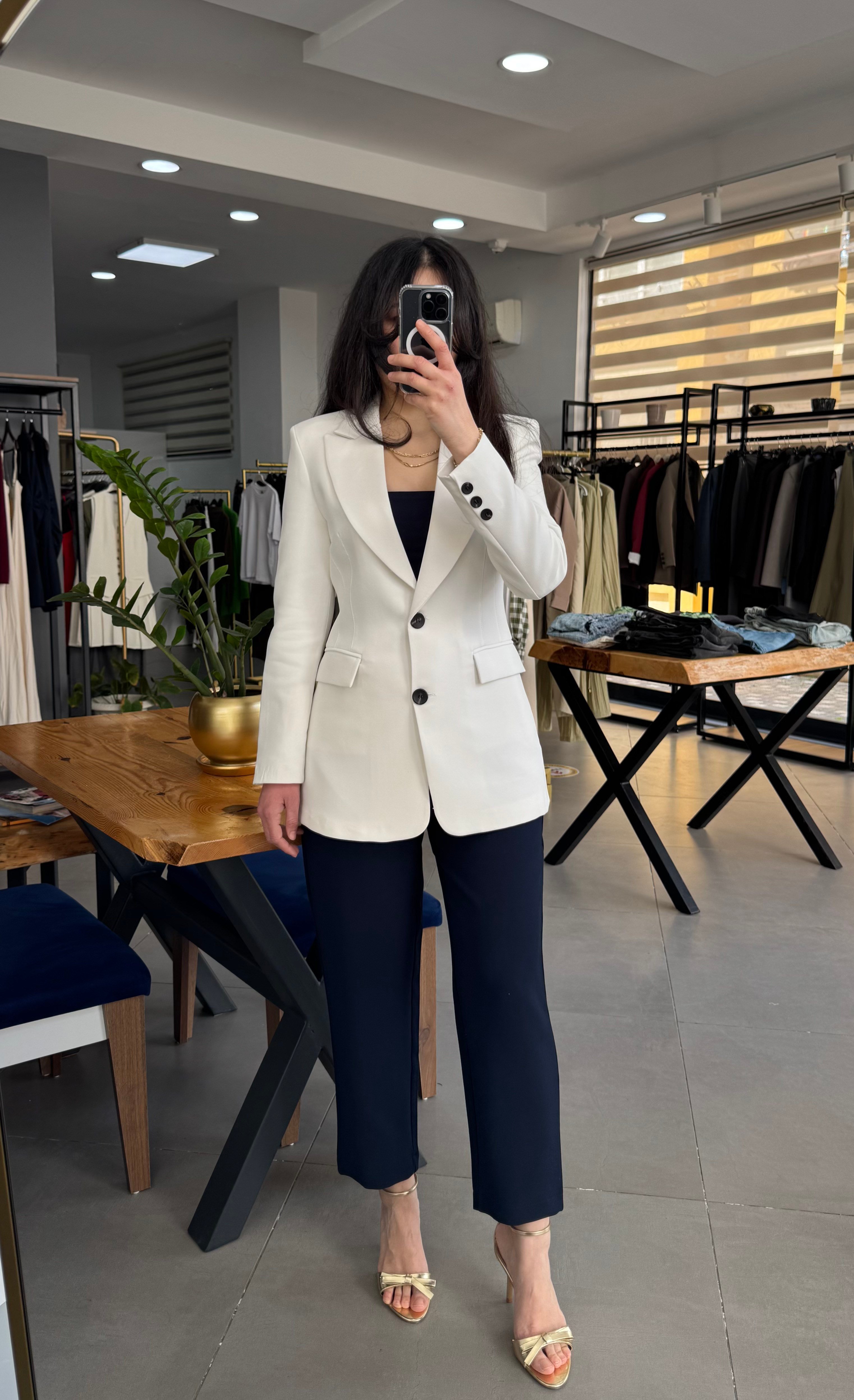Beyaz Belden Oturtmalı Astarlı Blazer Ceket