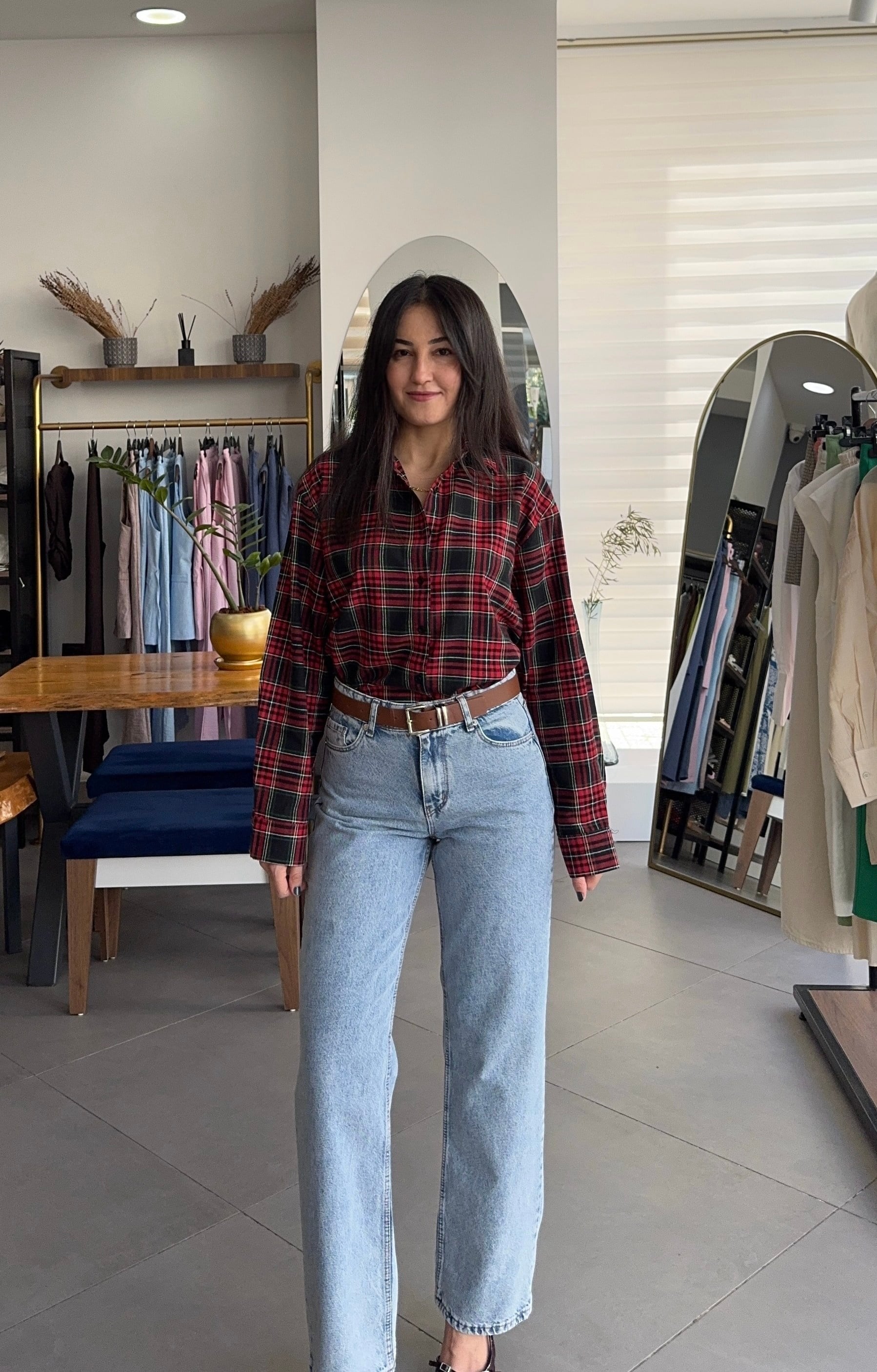 Geniş Paça Buz Mavi Yıkamalı Kemerli Jean Pantolon