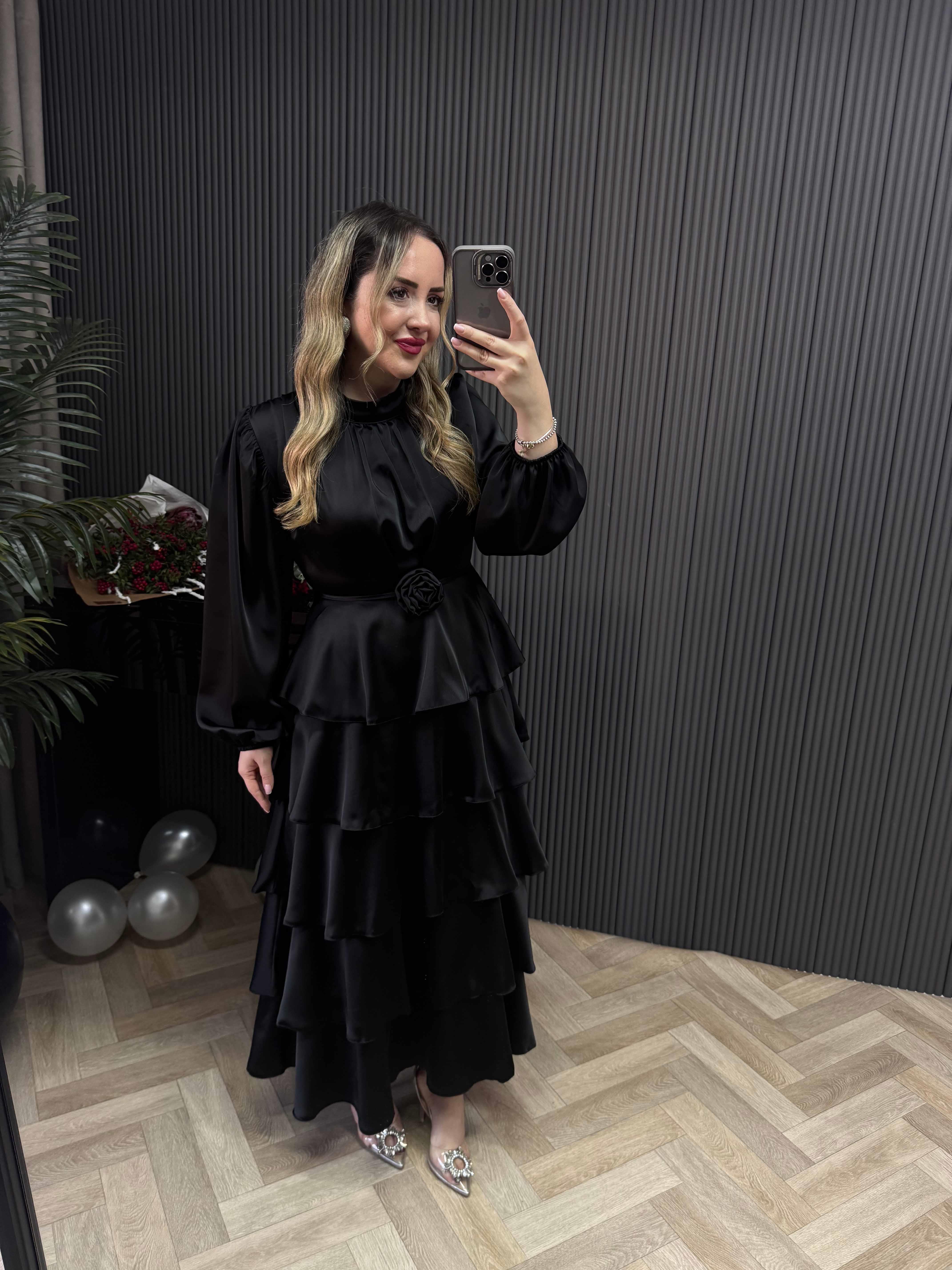 Annabel Katkat Gül Detaylı Özeş Saten Kumaş Elbise Siyah