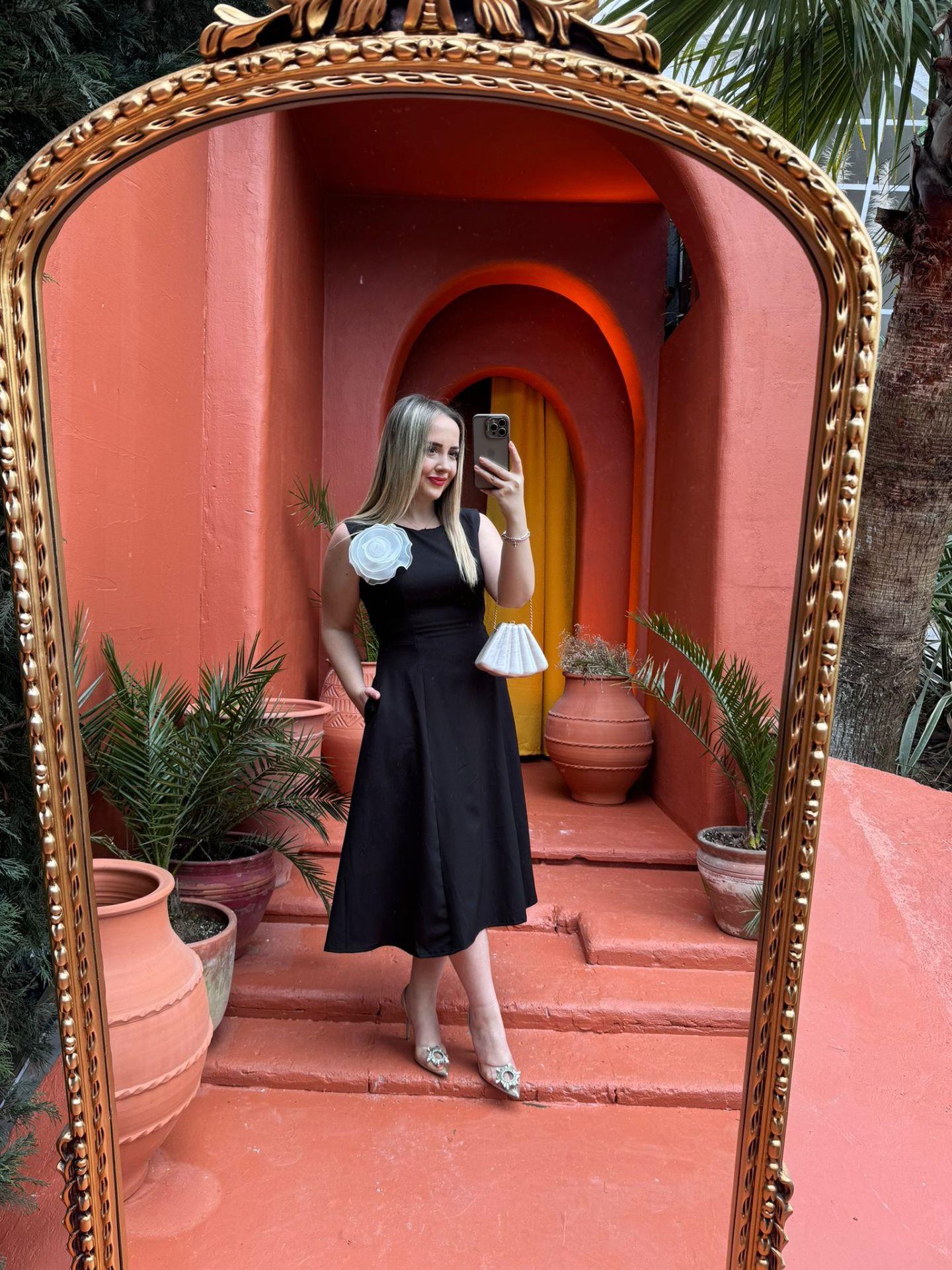 BEYAZ GÜL AKSESUARLI MİDİ BOY SİYAH ELBİSE