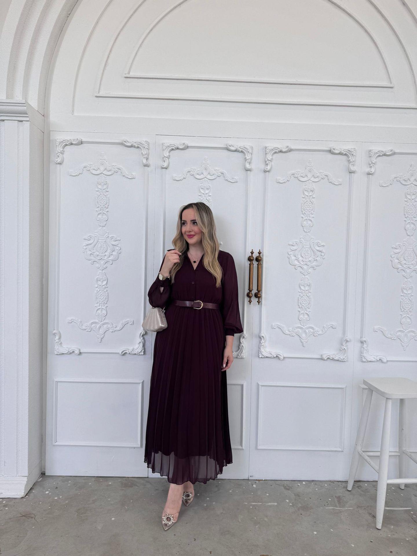 CARMEN PİLİSELİ KEMERLİ ŞİFON ELBİSE MÜRDÜM