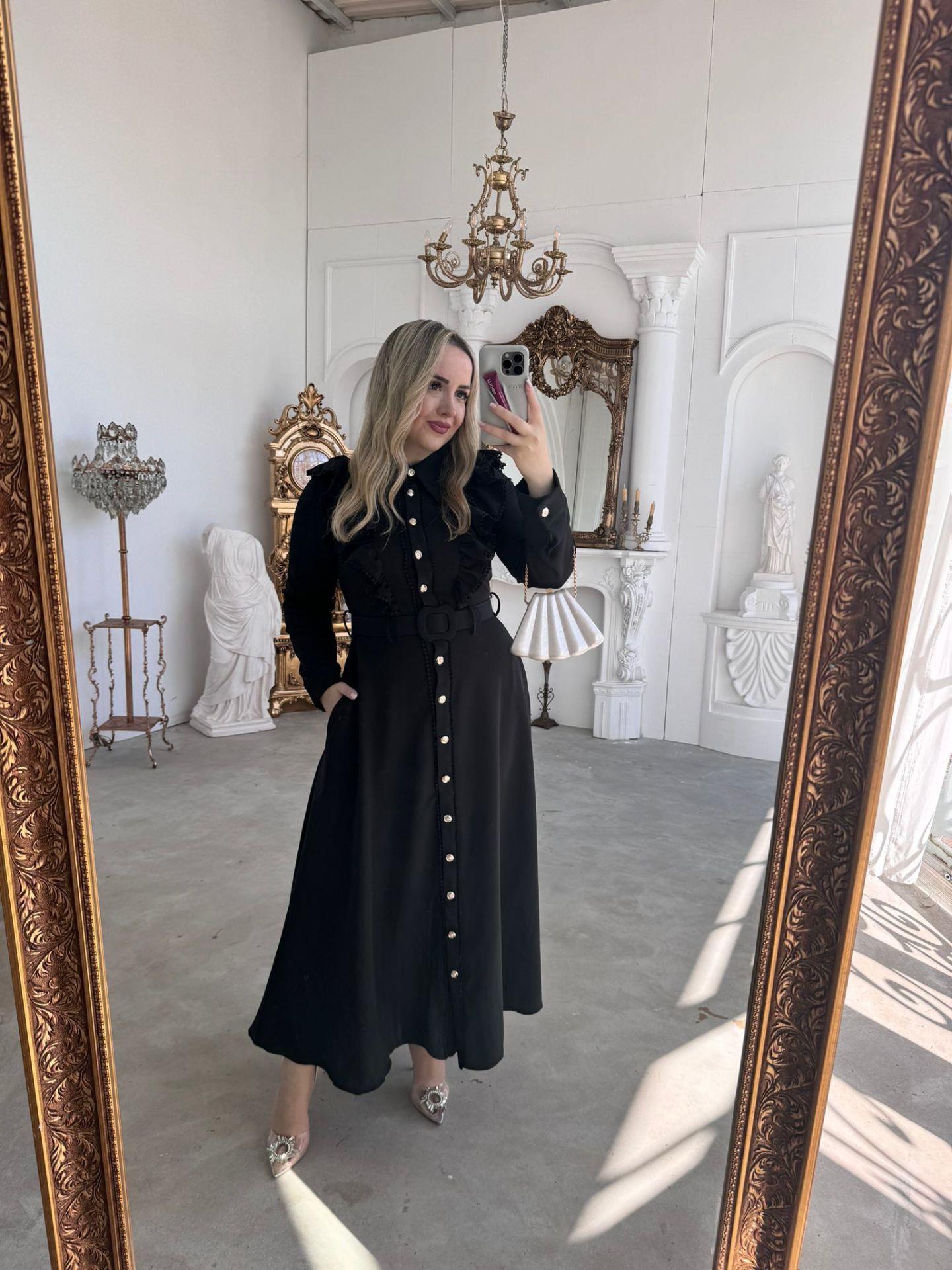 FİRFİR DANTEL DETAYLI KEMERLİ ELBİSE SİYAH