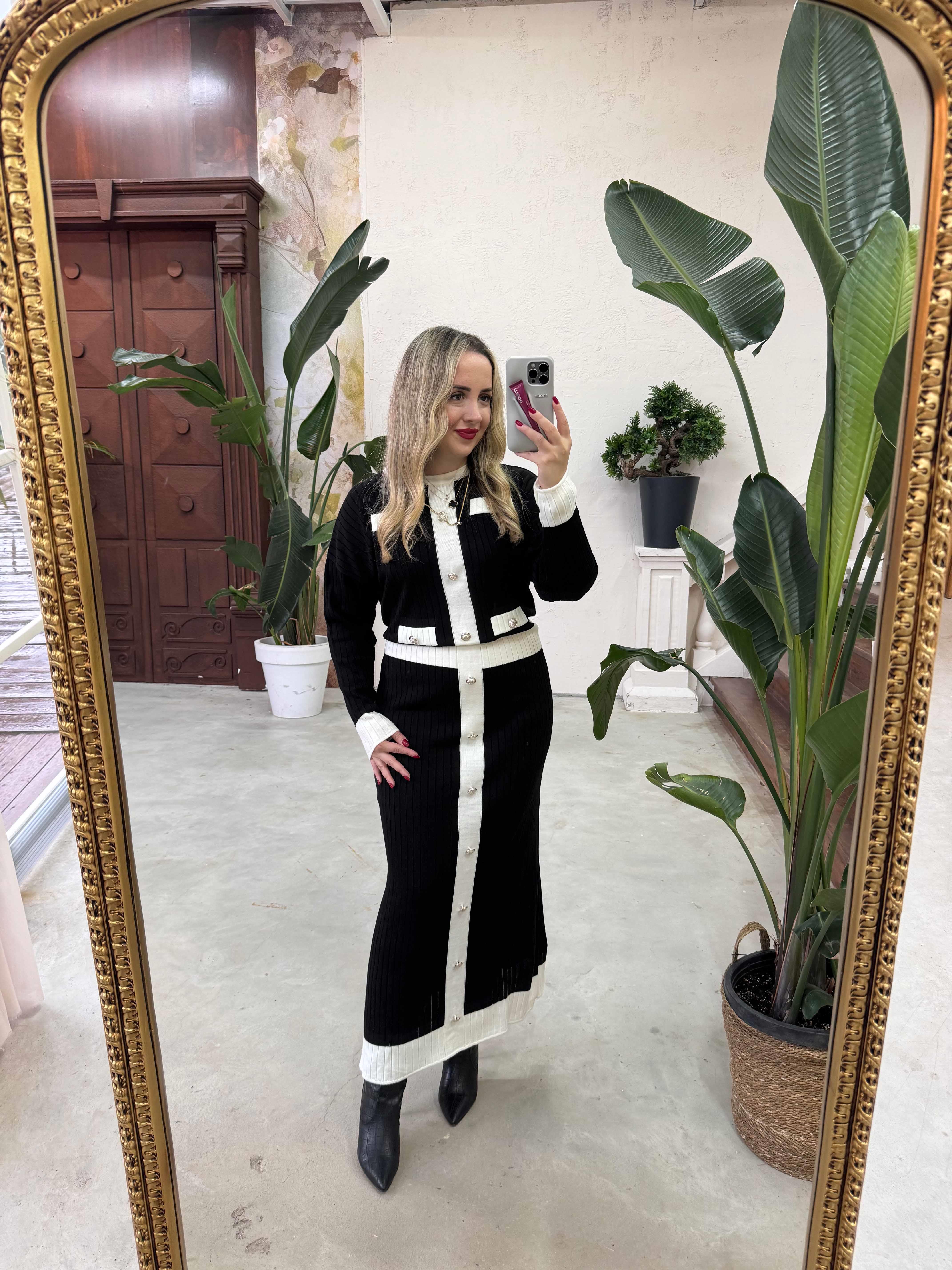 GOLD DÜĞMELİ SİYAH BEYAZ TRİKO ELBİSE