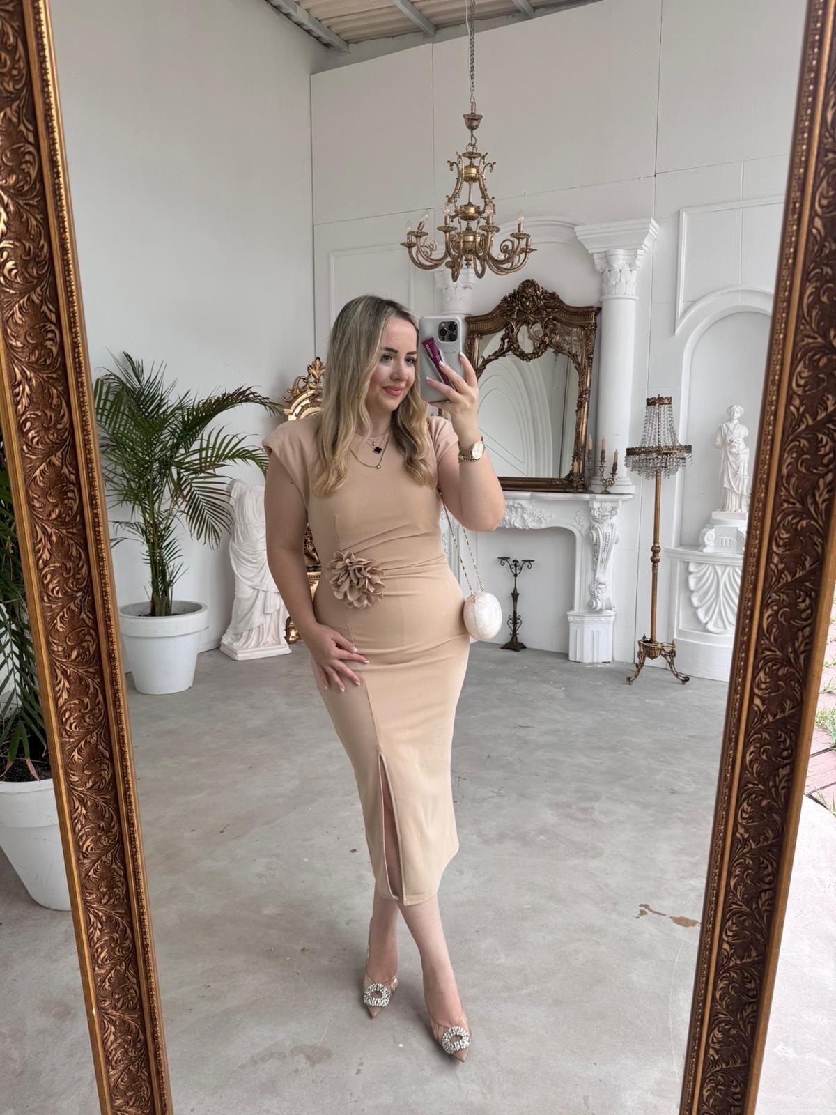 GÜL BROŞ DETAYLI VATKALI KREP ELBİSE BEJ