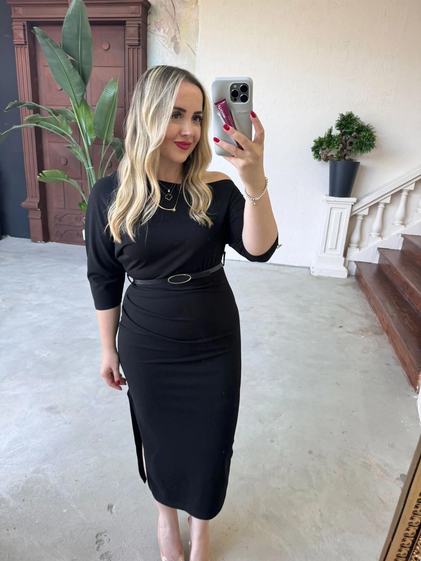 OMUZ DEKOLTELİ DÜĞME DETAYLI KEMERLİ SİYAH ELBİSE