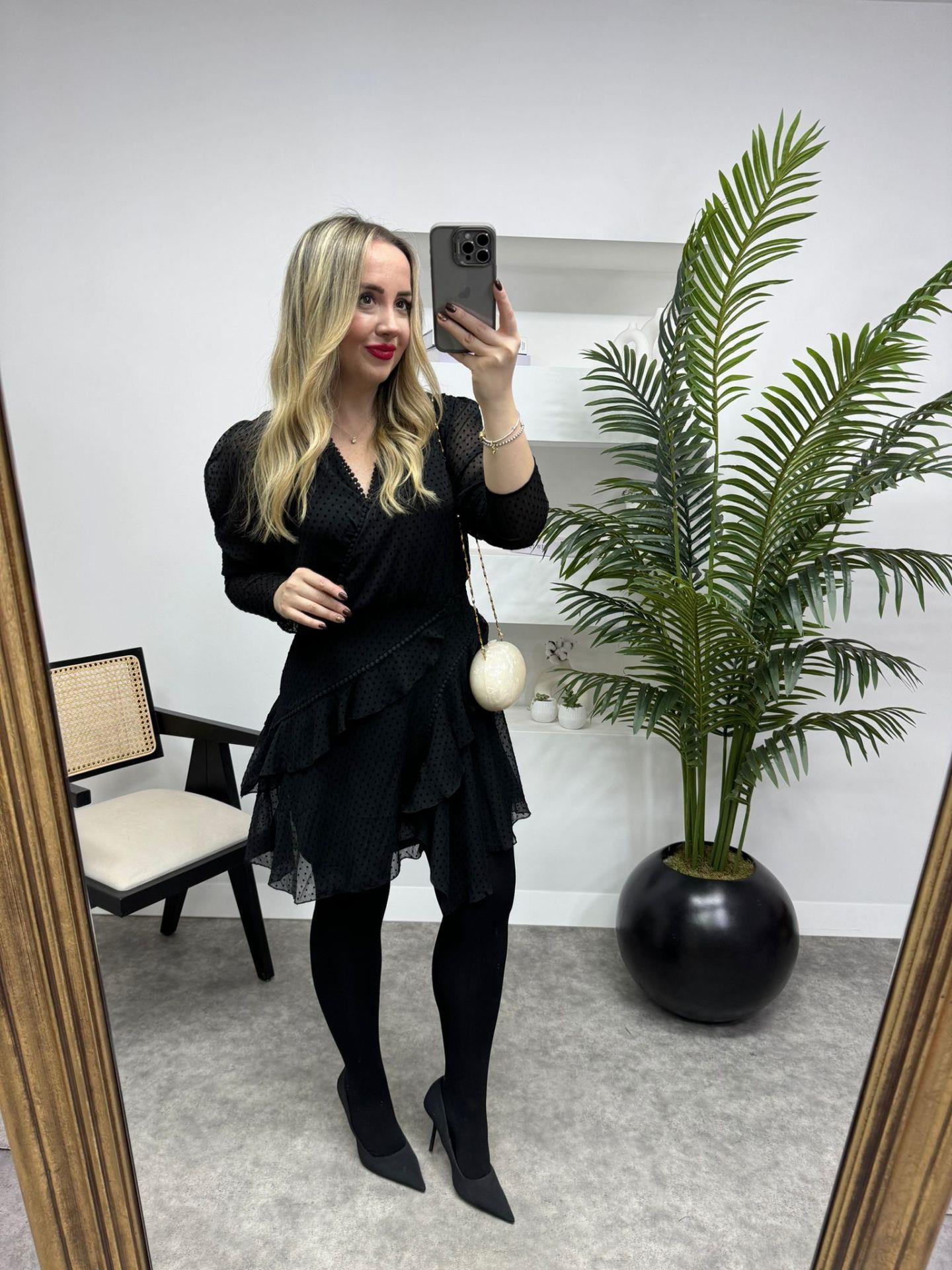 ORJ MARKA SİYAH ETEĞİ ASİMETRİK PUANTİYELİ SİYAH ELBİSE