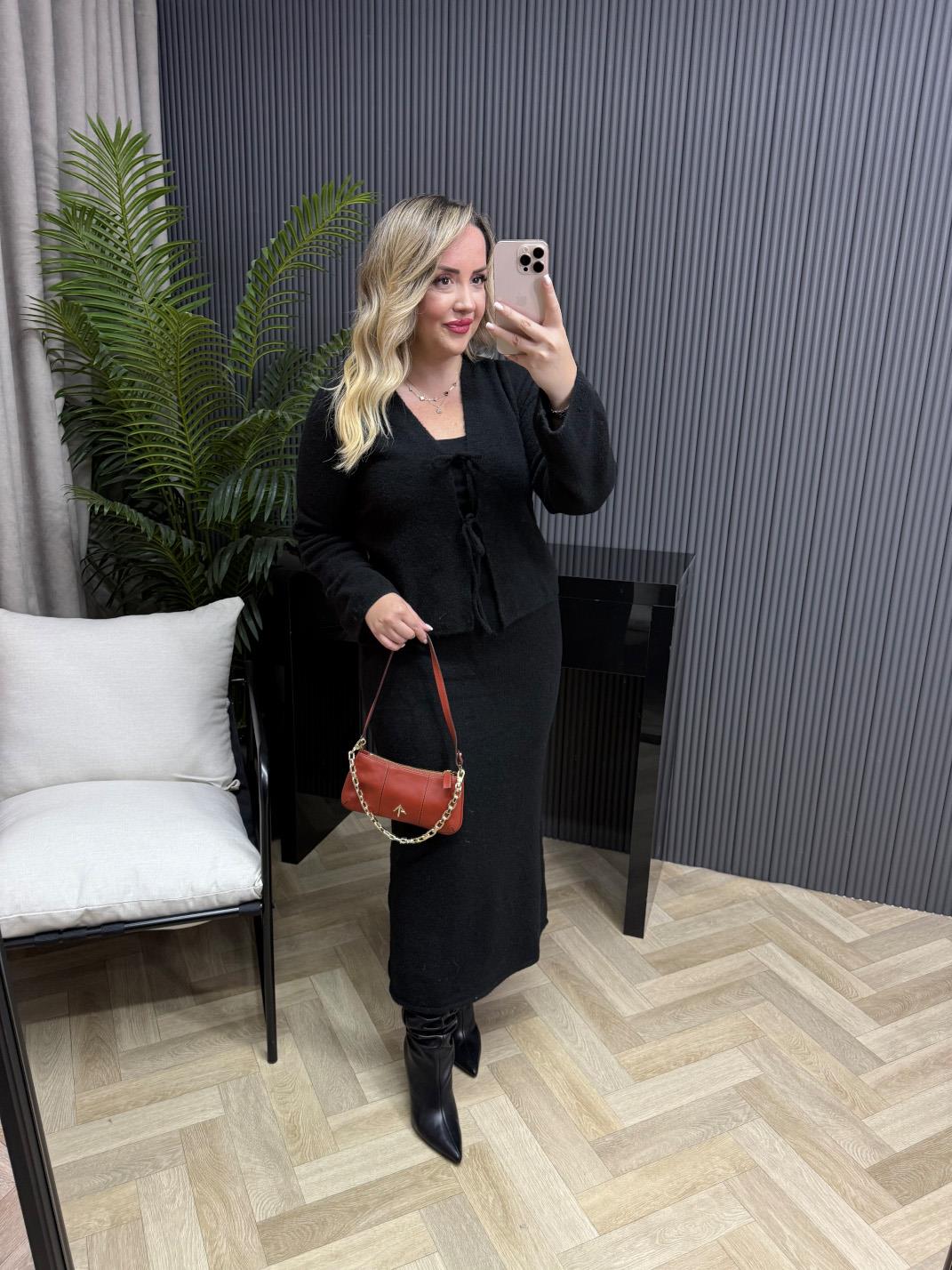 Tona Fiyonk Bağlamalı Etekli Triko Takım Siyah